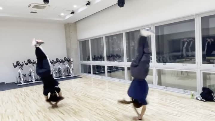 のインスタグラム：「. Bgirls 2000💫 . もかちゃん載せてたから なおも載せてみた😂 . これは私がいつも練習してる アンダーアーマーのスタジオに 遊びにきてくれた時の！！！ . また一緒にくるくるしようね！ . . #bboy #bgirl #breakdance #2000 #acrobatic  #kose #kose8rocks  #underarmour #powermoves #breaking #powermoves  #アンダーアーマー  #ブレイクダンス」