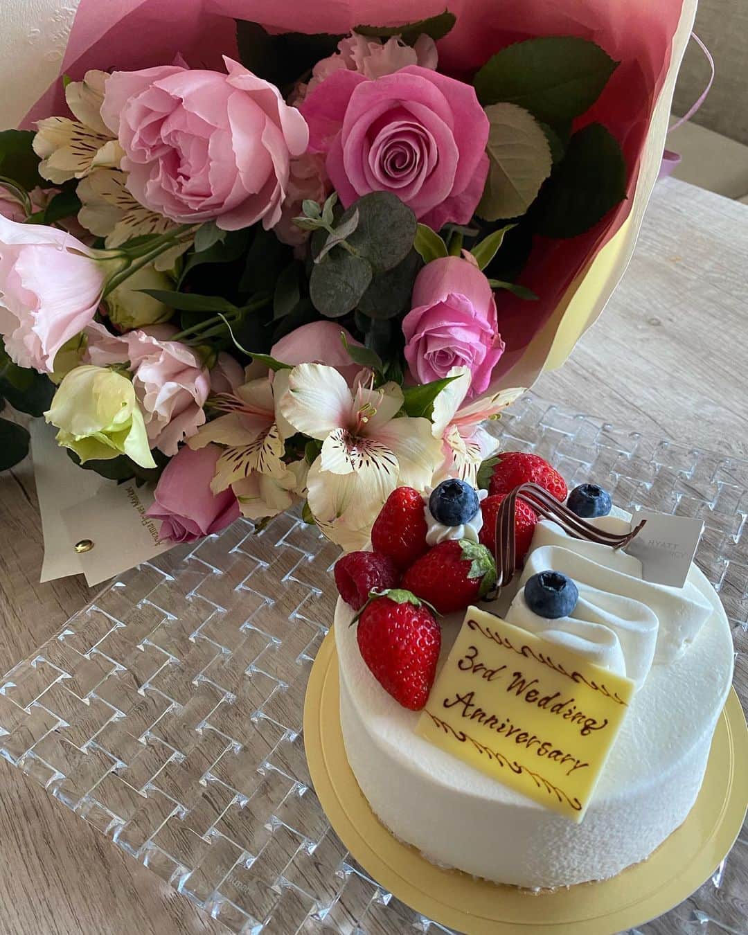 一ノ瀬恋のインスタグラム：「3rd wedding anniversary 🌹💕💗💕 早いことに3度目の結婚記念日😝 平和な毎日を過ごさせてくれてありがとう😊✨  最近は息子と夫が仲良く絡んでるのをみるのが1番の幸せを感じる🤣❤️ つくづく思うけど結婚して子供産まれてからの幸せの価値観が変わりすぎて自分でもびっくり。笑←  いつもありがとう🌹 そして4年目もよろしく👨‍👩‍👦🐶🐶❤️  #結婚記念日 #3年記念日 #いつもありがとう」