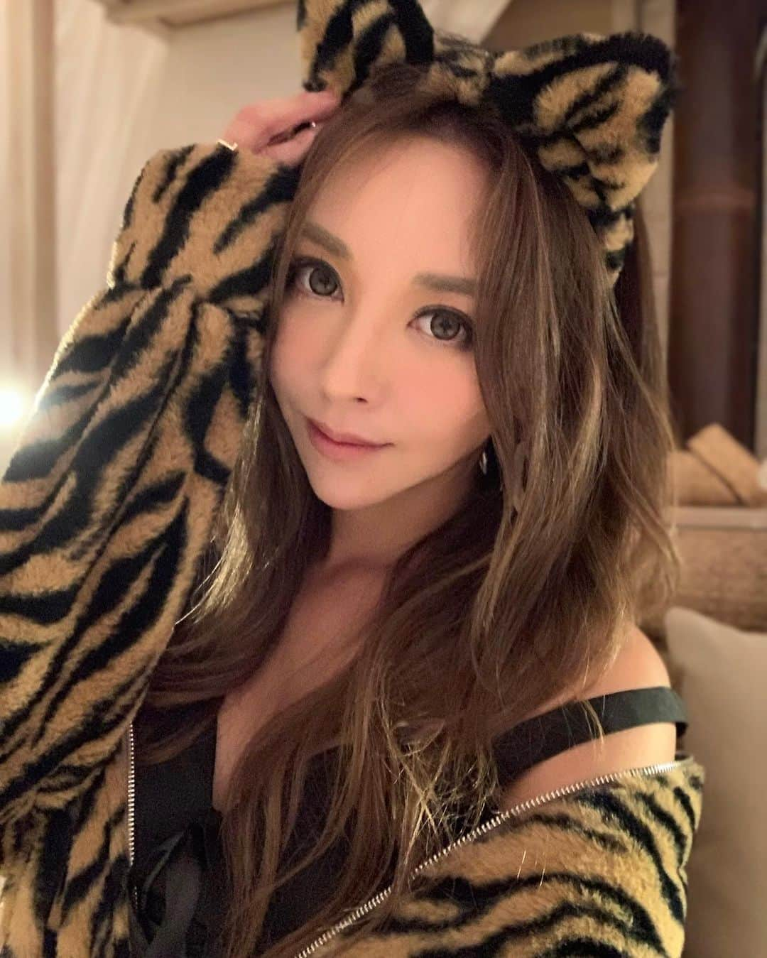 山崎みどりさんのインスタグラム写真 - (山崎みどりInstagram)「グランピング＆Halloween Party🎃  コスは @dazzy_official の アニマル🐅もこもこファーのセットアップコスにしたよ🐯  インナーもビスチェも猫耳も全部セットで ファーの肌触りも気持ち良くてあったかくてかわいい🐯💋  あなたは 1.2.3.4.5.6.7.8.9の中で どれが好み？😉  ────────────────────────── #dazzy#コスプレ#halloween #halloweencostume #costume#セットアップ#アニマルコス#🐅#🐯#halloweenparty  @keikokuglampingtent」11月2日 21時12分 - midori_yamasaki_