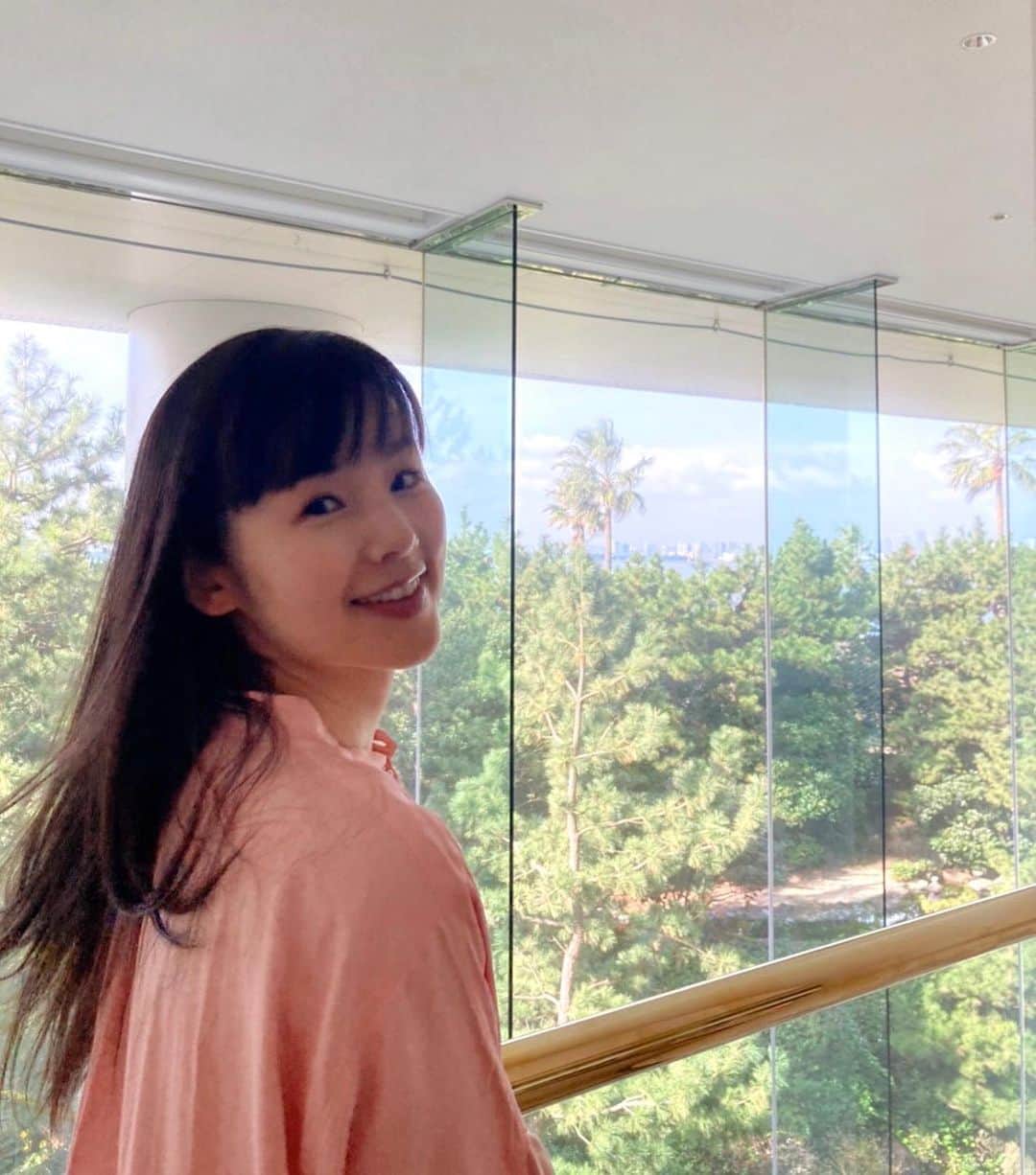 のインスタグラム：「気分の良い場所での撮影は 朝からでも眠くても気持ちがいい☺️ 旅に行けない分、ちょっとした小旅行気分🚌  でも伸びをしたつもりが若干 ラジオ体操みたいになってしまった 2枚目😆」