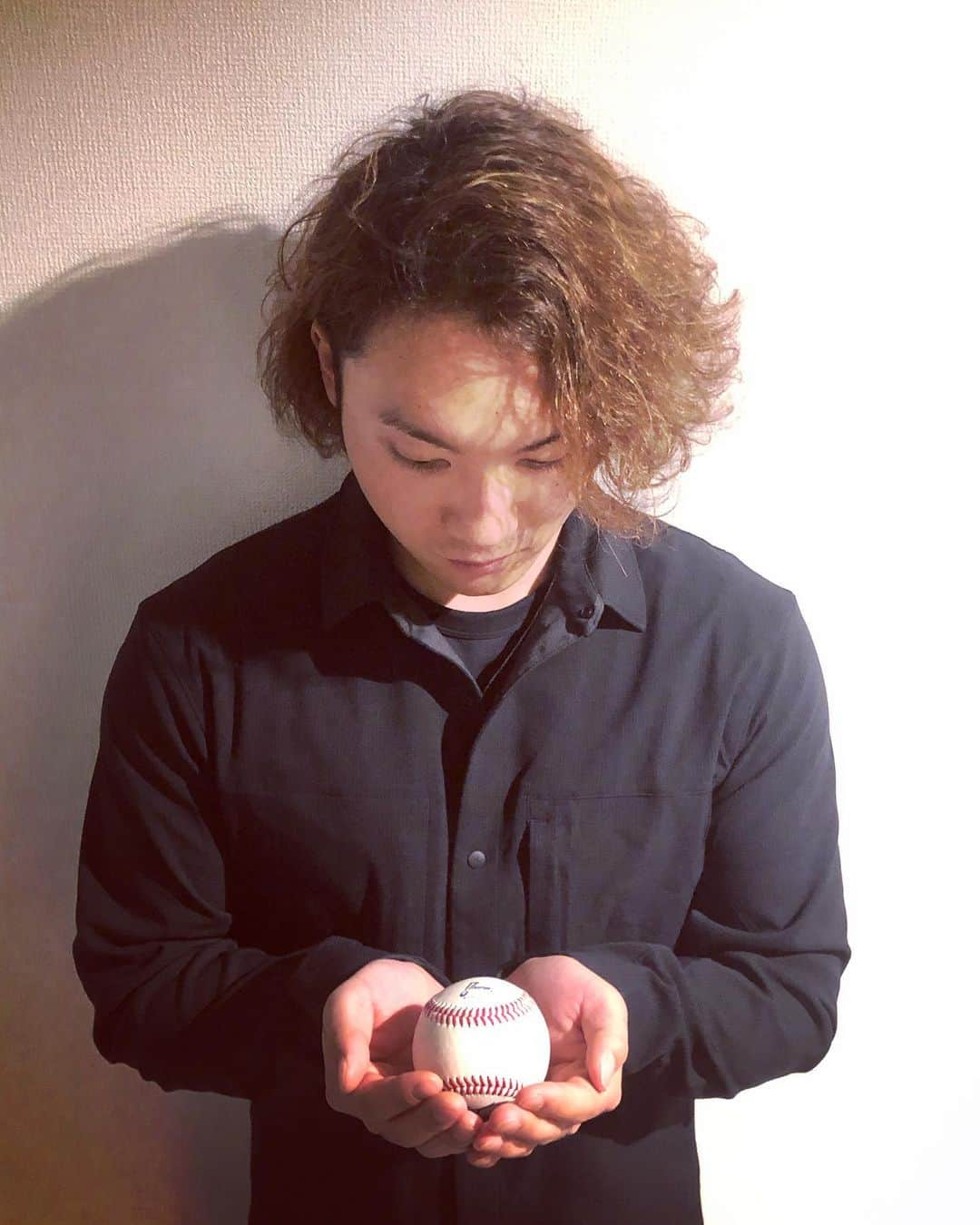 伊藤大海のインスタグラム：「プロとして初めてのシーズンが終了しました。 沢山の、応援、メッセージ 本当にありがとうございました！！ ⁡ 特に大きな怪我もなく、1年間投げられた事は 今年1番のテーマとして掲げていた事だったので 嬉しく思っています！ 監督、コーチ、スタッフ、の方々が、本当に 常に気にかけてくれて、色々な工夫があったからこそ、達成出来た目標だと感謝しています。 ⁡ そして、そのプレーを1年間応援してくださった ファンの皆様にも本当に感謝しています。 ⁡ まだまだ、プロ野球選手として、何かを出来たわけでは無く、右も左も分からず、ただひたすらに投げ続ける事しか出来ませんでした。 ⁡ 課題は沢山見つかり、今年のオフシーズンは 楽しみが多いです。今の現状を受け止め、 またレベルアップした姿を皆様に届けられる様、色々なところにアンテナを張り、 色々な事を感じながら、視野を広く １日１日大切に取り組んでいきます。 ⁡ そして、最終戦に10勝目をあげることが 出来ました！ ⁡ なかなか、届かなかった10勝目。 嬉しいの一言です。 ⁡ 持ち方は色々と考えて居ましたが… このボールは最後、栗山監督に一度お渡ししたのですが、 『このボールは大海が持っておけ！俺の魂込めたから。』と言って頂きました。 一生の宝物にします。 この1年間、どんな時でも声をかけて頂き、 1年間使い続けて頂いた意味を来年以降、 体現していける様、野球を楽しみ、 監督の様に野球に愛される人になります。 ⁡ ⁡ ⁡ #北海道日本ハムファイターズ #lovefighters  #01karat #伊藤大海」