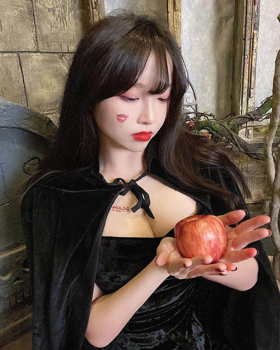 ココさんのインスタグラム写真 - (ココInstagram)「🍎Can I get you an apple?  릴언니.소풍.안겨언니 ♥️♥️♥️ 다들 너무 좋아   비교댓글 금지 🚫」11月2日 21時33分 - coco20002