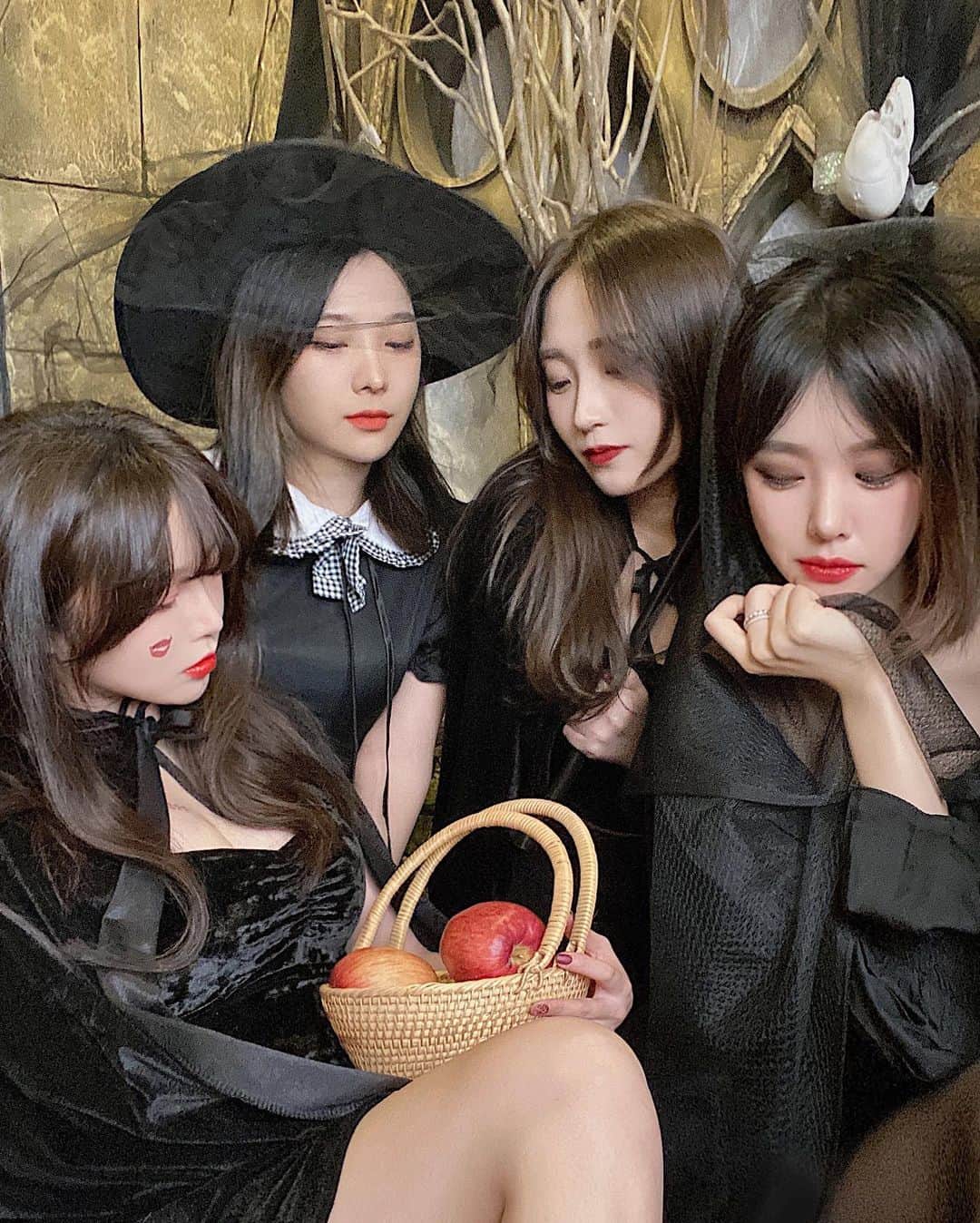 ココさんのインスタグラム写真 - (ココInstagram)「🍎Can I get you an apple? 릴언니.소풍.안겨언니 ♥️♥ ...