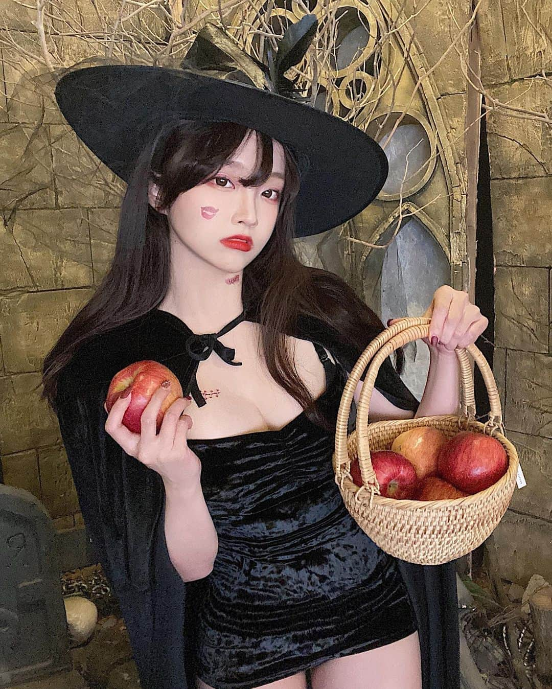 ココさんのインスタグラム写真 - (ココInstagram)「🍎Can I get you an apple?  릴언니.소풍.안겨언니 ♥️♥️♥️ 다들 너무 좋아   비교댓글 금지 🚫」11月2日 21時33分 - coco20002