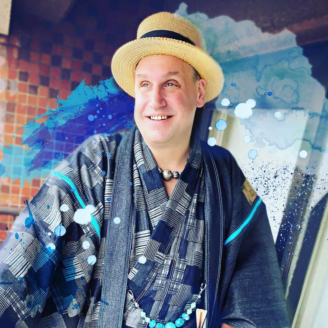 桂三輝のインスタグラム：「This is SUNSHINE KIMONO!!!  #london #westend #leicestersquaretheatre　#lsqtheatre #Rakugo #japaneseculture #japanesefashion #japanesetraditional #comedian #slovenian #canadian #tradionalwear #kimono #instatheatre #theatre #落語 #英語落語 #着物 #着物ライフ#ロンドン #桂三輝 #浮世絵 #ukiyo-e #nhkworld #englishrakugo」