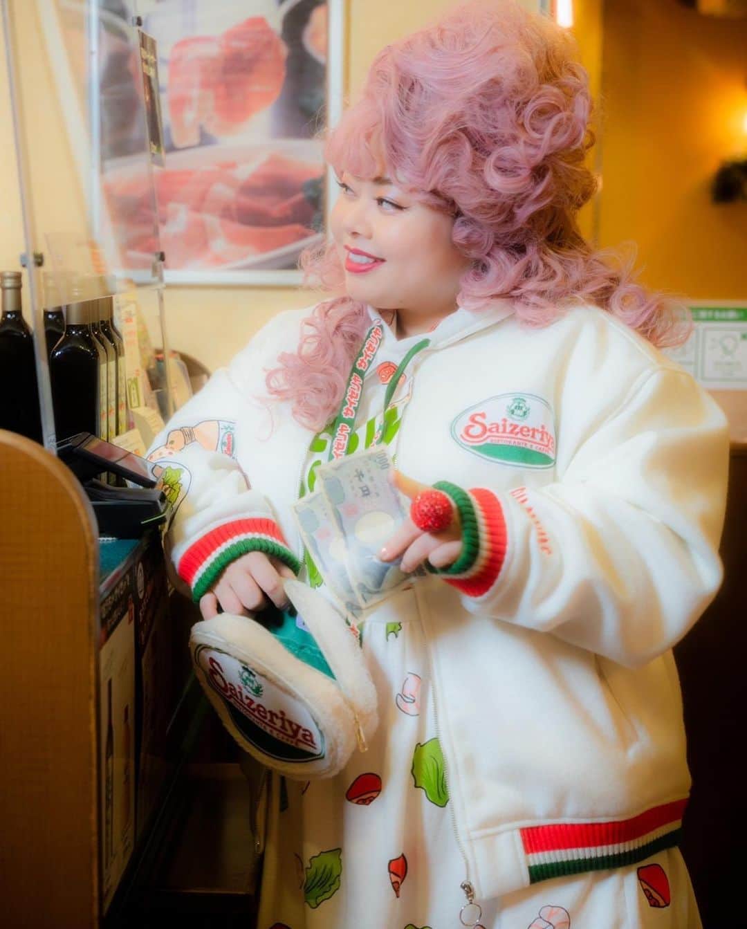 渡辺直美さんのインスタグラム写真 - (渡辺直美Instagram)「サイゼリヤ好きの皆様お待たせいたしました🥰この度、 @punyus がコラボしました😂 11/5発売です💗  もう大好きすぎて、お洋服コラボさせてください！と一年前にお電話させてもらったんですが、コラボとはどういうことですか？と困惑されてました😂😂😂😂  今までサイゼリヤさんはあまりコラボした事なかったみたいで、さらにお洋服作りたいとか私たちが意味わかんない事言い出したので、説明と説得に2週間かかりました😂失礼いたしました😂  そこから念願のコラボが実現しました😭 ありがとうございます😭 寛大なサイゼリヤ様に感謝いたします😭🙏  と言う事でここぞとばかりに、 サイゼリヤ人気メニュー全面押しでブチかましました🤗❤️😂 背中にも値段ぶち込んだよ😂❤️ ちなみに、シンプルなTシャツとロンTもあります😂  ぜひ、サイゼリヤ推しのお仲間とお好きなメニューを着てお食事して下さい🤗💕  みんなは何が好き？😂  PUNYUS 2021 PUNYUS×Saizeriya COLLECTION  . PRODUCER：NAOMI WATANABE @watanabenaomi703  ART DIRECTION：CONCENT LAN @concentlan  PHOTOGRAPHY：AKIHISA OKUMOTO @okumotoakihisa  STYLIST：MIKI AIZAWA @mikitiaizawa  HAIR&MAKE UP：ASAMI NEMOTO @asami_nemoto  PROP：MAYUMI OKAMOTO @mayumi_oo」11月2日 21時39分 - watanabenaomi703