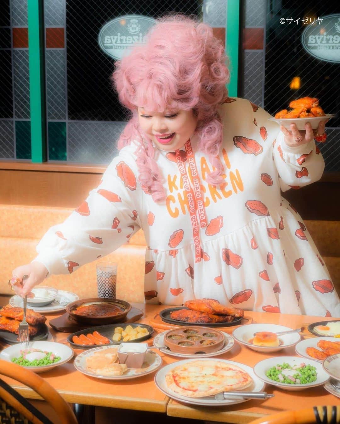 渡辺直美さんのインスタグラム写真 - (渡辺直美Instagram)「サイゼリヤ好きの皆様お待たせいたしました🥰この度、 @punyus がコラボしました😂 11/5発売です💗  もう大好きすぎて、お洋服コラボさせてください！と一年前にお電話させてもらったんですが、コラボとはどういうことですか？と困惑されてました😂😂😂😂  今までサイゼリヤさんはあまりコラボした事なかったみたいで、さらにお洋服作りたいとか私たちが意味わかんない事言い出したので、説明と説得に2週間かかりました😂失礼いたしました😂  そこから念願のコラボが実現しました😭 ありがとうございます😭 寛大なサイゼリヤ様に感謝いたします😭🙏  と言う事でここぞとばかりに、 サイゼリヤ人気メニュー全面押しでブチかましました🤗❤️😂 背中にも値段ぶち込んだよ😂❤️ ちなみに、シンプルなTシャツとロンTもあります😂  ぜひ、サイゼリヤ推しのお仲間とお好きなメニューを着てお食事して下さい🤗💕  みんなは何が好き？😂  PUNYUS 2021 PUNYUS×Saizeriya COLLECTION  . PRODUCER：NAOMI WATANABE @watanabenaomi703  ART DIRECTION：CONCENT LAN @concentlan  PHOTOGRAPHY：AKIHISA OKUMOTO @okumotoakihisa  STYLIST：MIKI AIZAWA @mikitiaizawa  HAIR&MAKE UP：ASAMI NEMOTO @asami_nemoto  PROP：MAYUMI OKAMOTO @mayumi_oo」11月2日 21時39分 - watanabenaomi703
