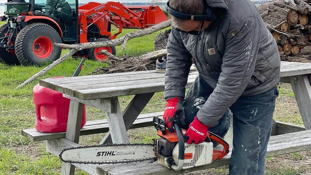 デイブ・クーリエのインスタグラム：「Thank goodness for chainsaws and tractors…and a gritty wife. Chopping, clearing and stacking to make way for our new house foundation. Swipe to see how we got it done. I really #cutitout @melissacoulier #builder #buildersofinsta #ownerbuilder」