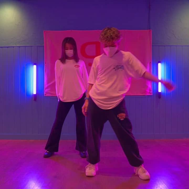 HARUのインスタグラム：「@__nobu_aki_02__ さんlesson🔥♥️ ・ 2人で踊らせて貰いました😭💕 のぶさんと踊ると体使えてないのバレちゃう😳笑 いつもどタイプのコレオだし、周りのみんなも最強すぎて毎週受けれることが幸せです💓 ・ #dance #girls #lisa #lalisa #blackpink」