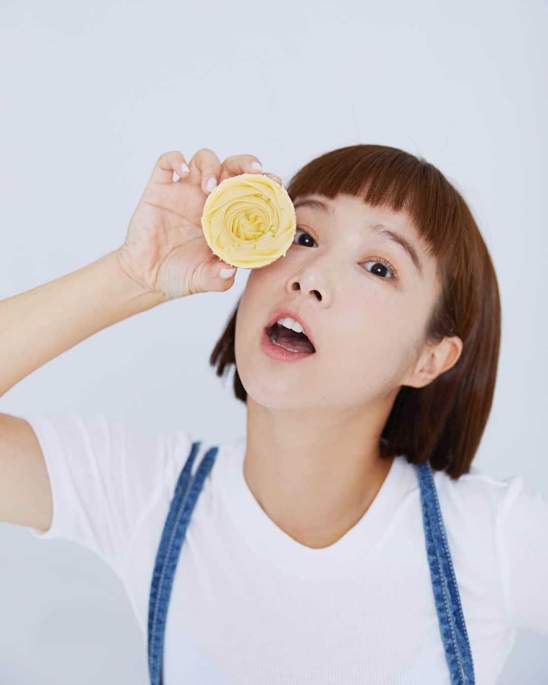 リー・ジャーインのインスタグラム：「大概是30歲那年才長出甜點胃的😉檸檬🍋就是我最喜歡的口味 ✨ @creammm.t 家常檸檬塔 ✨ 選用無毒小農的檸檬 首次與金馬58聯名 推出限量貴賓禮盒！  外盒的環帶設計特別呼應金馬主題 利用距離與對焦的概念結合膠捲 包裝細節充滿了電影感👍🏻  像個藝術品一樣！家常又漂亮！ 送禮自用❤️兩相宜❤️  小穎師幫大家先品嚐確認了 好吃😋好吃😋極好吃😋🥰😋  @creammm.t  #家常檸檬塔 #金馬聯名貴賓禮盒」