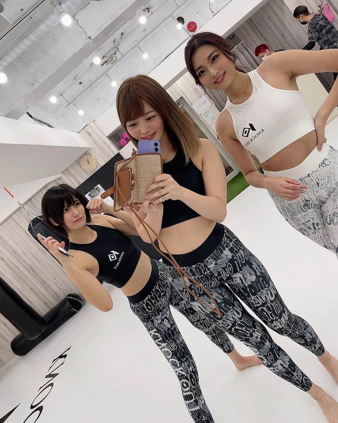 七海さんのインスタグラム写真 - (七海Instagram)「KNOCK OUT GYM オリジナルウェア🥊 ・ みんなでお揃い〜♡ ・ 他にも ・ショートパンツ ・無地のコンプレッションパンツ があるよ☺️ 七海さんは写真の黒と白を色違いでgetしてます🔥 履き心地最高なのでぜひ一度履いてみて欲しい...♡ ・ https://deffellow.stores.jp/?category_id=61567c73a102753f10370df6  ・ ・ ・ ・ #knockout #KNOCKOUTラウンドガール #ラウンドガール #キックボクシング #KNOCKOUTGYM #KNOCKOUTGYM調布 #調布 #gym #トレーニング #training #ウェア #トレーニングウェア」11月2日 22時25分 - nanami_bwmg