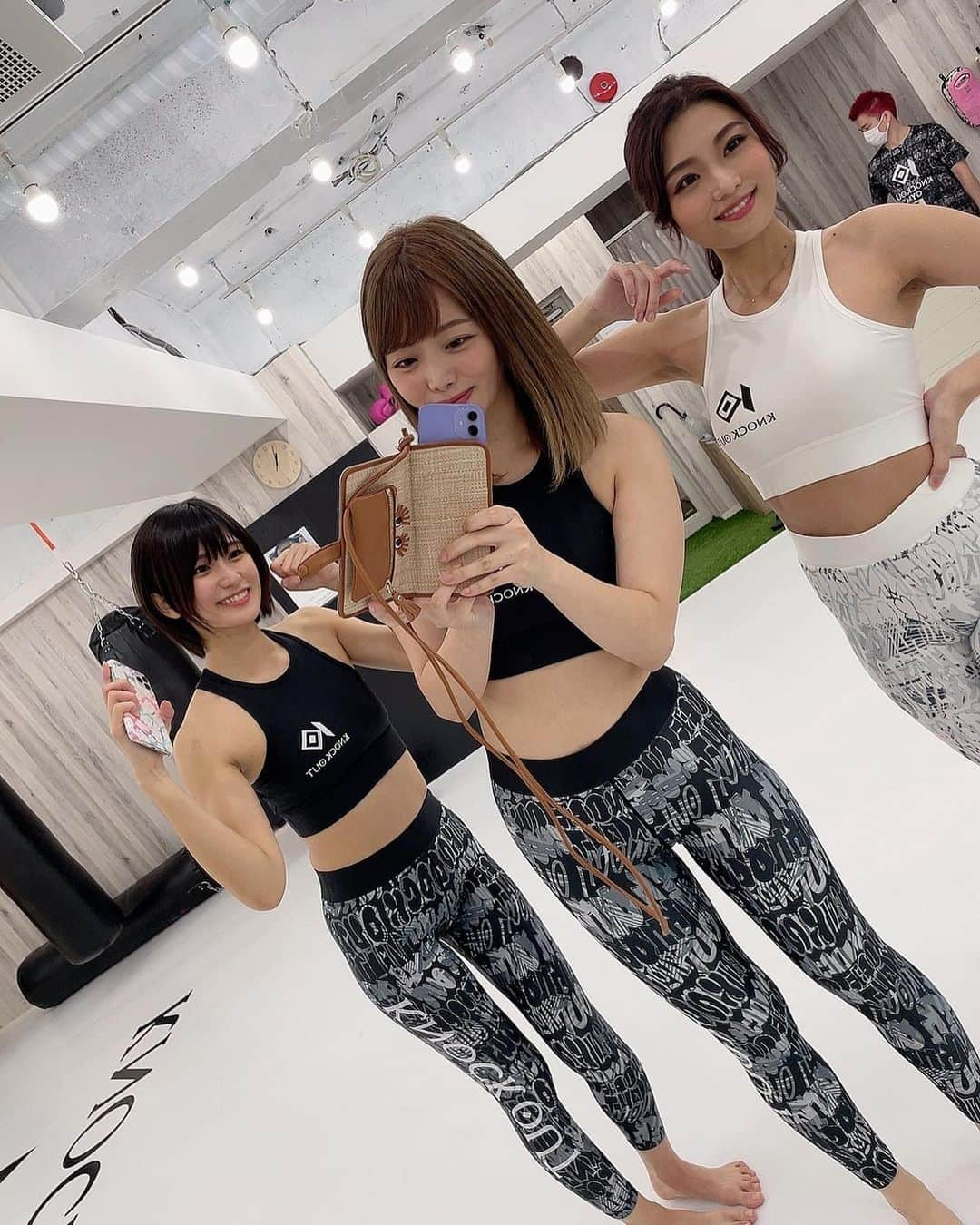 七海さんのインスタグラム写真 - (七海Instagram)「KNOCK OUT GYM オリジナルウェア🥊 ・ みんなでお揃い〜♡ ・ 他にも ・ショートパンツ ・無地のコンプレッションパンツ があるよ☺️ 七海さんは写真の黒と白を色違いでgetしてます🔥 履き心地最高なのでぜひ一度履いてみて欲しい...♡ ・ https://deffellow.stores.jp/?category_id=61567c73a102753f10370df6  ・ ・ ・ ・ #knockout #KNOCKOUTラウンドガール #ラウンドガール #キックボクシング #KNOCKOUTGYM #KNOCKOUTGYM調布 #調布 #gym #トレーニング #training #ウェア #トレーニングウェア」11月2日 22時25分 - nanami_bwmg