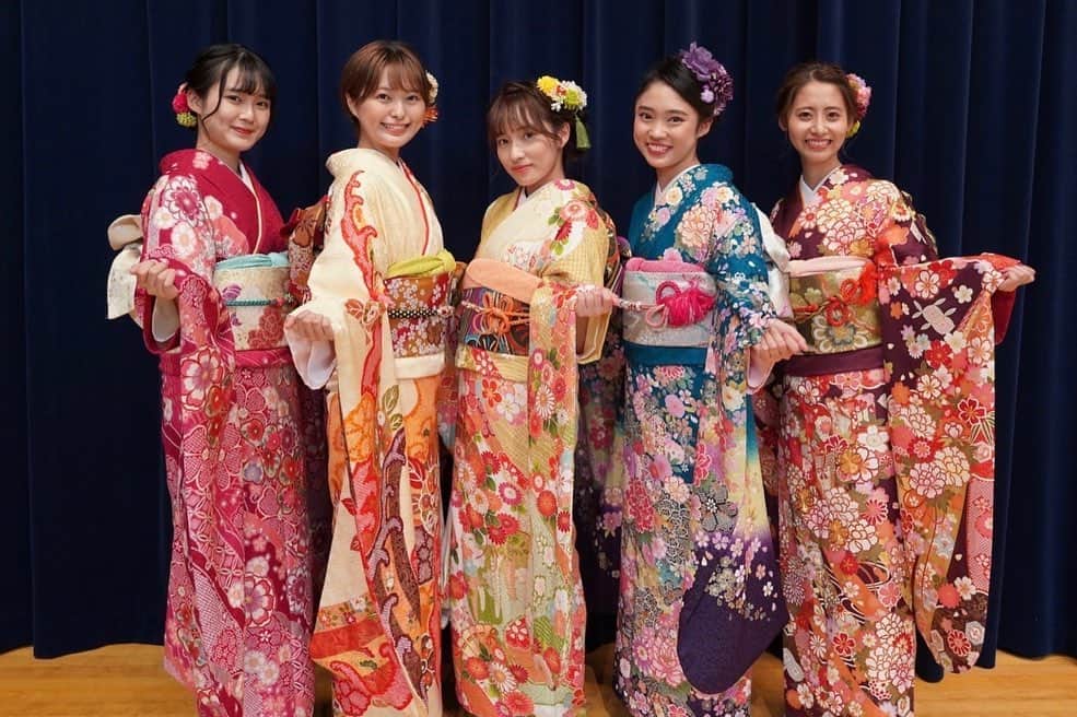 のインスタグラム：「. 【第二部振り返り】 昨日ご紹介した第一部とは打って変わって、第二部は振袖を着て厳かな雰囲気で執り行われます🕊  それぞれの魅力が詰まった特技披露💃や振袖紹介👘 ウエディングドレスを着用しての表彰式、後夜祭の様子はIGTVにて公開中🎬👀  ファイナリスト5名の集大成をぜひご覧ください😌✨  #学習院女子大学 #学女 #gwc #ミス和コンテスト #ミス和コンテスト2021 #ミス和  #和祭 #ミスコン」