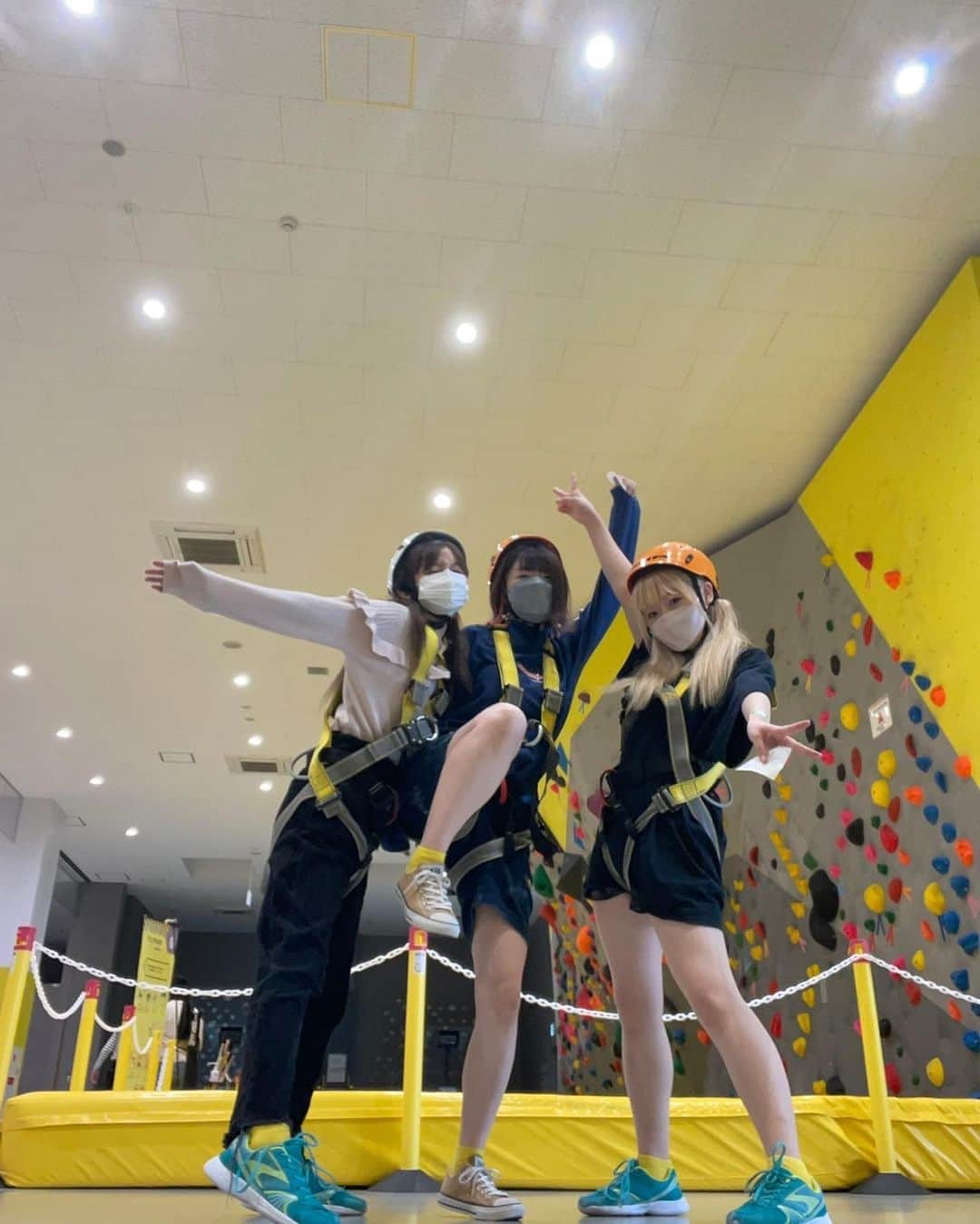 ぱいぱいでか美さんのインスタグラム写真 - (ぱいぱいでか美Instagram)「ノボルト❗️ . 福岡最終日の自由時間、 にっちやん&ゆり丸とノボルト行った！ トランポリンやったりボルダリングやったり とにかく高いところで不安定な綱渡りしたり とにかく高いところまで登って飛び降りたり めちゃくちゃ楽しかったですーーー！！！！ 福岡にこんなとこあるの知らなかったから 二人についてってよかった🧡🤍笑 動画はちょいちょいTwitterに載せてます〜 . #ノボルト #福岡 #ぱいぱいでか美 #でか美ちゃん #西井万理那 #にっちやん #平野友里 #ゆり丸 #APOKALIPPPS」11月2日 22時36分 - paipaidekami