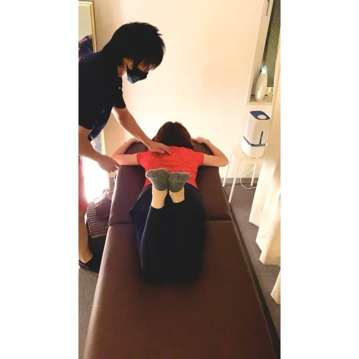 浅田梨奈のインスタグラム：「beforeなくて→afterのみ笑 胸椎の回旋運動🤸‍♀️ beforeでは上手く回旋出来なくて 肩ごと動いてシーソー感ありましたが afterのこの動画だと肩も浮かずに回旋出来てる😳 NATSUKIトレーナーが胸椎のポイントを サポートしてくれて動かすと動きやすっ!! 最近なんでこの動きになるんだろう……🤔 なんで違和感があるんだろう……🤔 の原因はこれだったのかもかも🦆?!  1人でもこの動きをしているうちに だんだんほぐれていくそうなので 背中硬いな〜😮‍💨って方は試してみてね!!  NATSUKIトレーナー(@natsuki56612 ) ありがとうございます✨  @team_liprond  #ボウリング #bowling #プロボウラー #女子アスリート #浅田梨奈 #スターレーン #liprond #teamliprond #NATSUKIトレーナー #b3 #脳科学ストレッチ #メンテナンス #コンディショニング #ストレッチ女子 #胸椎の回旋 #シーソーから #ねじりへ #背中ラクになるよ」