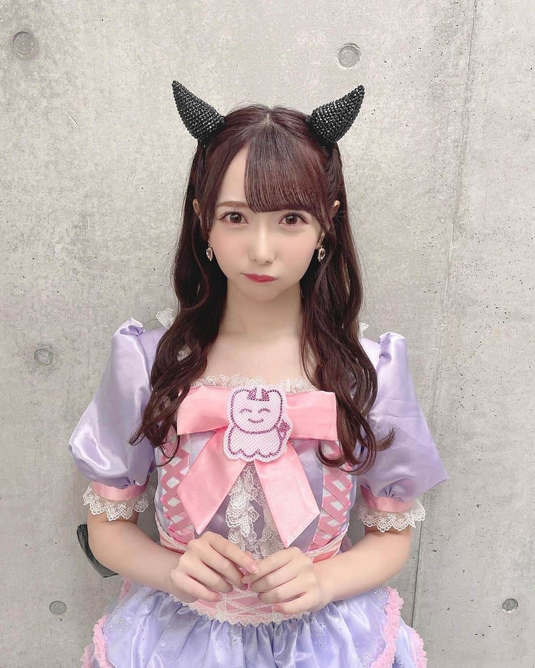 谷崎早耶さんのインスタグラム写真 - (谷崎早耶Instagram)「😈🎀  わるきーをカバーさせていただきました♡  「≠ME 1stツアー～やっぱり、恋をした～」 NMB48さんの渡辺美優紀さんソロ曲、 '' わるきー'' をカバーさせていただきました💭  小悪魔なさややんは、''さやきー'' です😈💞 そして衣装についてるさやうさは ''わるうさ'' だよ〜  .  わたしは、NMB48さんがだいだいだいすきで 憧れのアイドルさんはずっと渡辺美優紀さんです…！！ だから歌わせていただくことが決まったときは うれしくてうれしくて涙がいっぱい溢れました😢💭  ステージで歌ってるときにピンクと白のサイリウムを 会場のみなさんが振ってくれて胸がいっぱいになったんだ  本当にありがとう。。この先もずーっと忘れません！♡  .  そして、オサレカンパニーさんがこの楽曲のために 新衣装をつくってくださりました👗𓈒𓂂𓏸  自分だけの特別な衣装、本当にしあわせです…！！  どこから見てもかわいいんです！ツノもしっぽも🤭♡ そしてマイキャラクターのさやうさも隠れてるよ〜〜💭  .  自分だけの衣装を作っていただくこともソロで歌うことも 遠い憧れで誰にも言えなかった目標がこのツアーで叶って いまでも現実なのかな？？と毎日思っています😭😭  そんな目標を叶えることができたのは いつも応援してくれるみなさんの存在が大きくて… 支えてくださる皆様に感謝の気持ちでいっぱいです！！  さやきーとしてステージに立てて心からしあわせでした💭  またどこかでこの衣装を着て歌えたらうれしいです…！♡ 本当にありがとうございました🎀💞  .  さやきー観たよって方！よかったら感想教えてほしいな🤭」11月2日 23時09分 - tanizaki_saya__