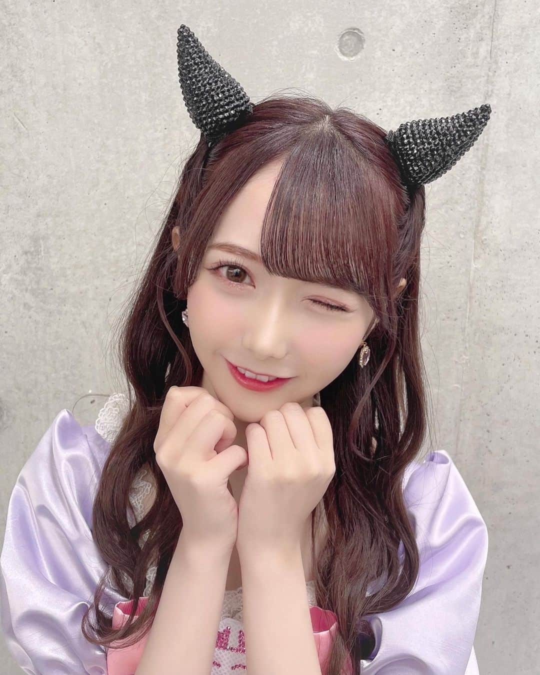 谷崎早耶さんのインスタグラム写真 - (谷崎早耶Instagram)「😈🎀  わるきーをカバーさせていただきました♡  「≠ME 1stツアー～やっぱり、恋をした～」 NMB48さんの渡辺美優紀さんソロ曲、 '' わるきー'' をカバーさせていただきました💭  小悪魔なさややんは、''さやきー'' です😈💞 そして衣装についてるさやうさは ''わるうさ'' だよ〜  .  わたしは、NMB48さんがだいだいだいすきで 憧れのアイドルさんはずっと渡辺美優紀さんです…！！ だから歌わせていただくことが決まったときは うれしくてうれしくて涙がいっぱい溢れました😢💭  ステージで歌ってるときにピンクと白のサイリウムを 会場のみなさんが振ってくれて胸がいっぱいになったんだ  本当にありがとう。。この先もずーっと忘れません！♡  .  そして、オサレカンパニーさんがこの楽曲のために 新衣装をつくってくださりました👗𓈒𓂂𓏸  自分だけの特別な衣装、本当にしあわせです…！！  どこから見てもかわいいんです！ツノもしっぽも🤭♡ そしてマイキャラクターのさやうさも隠れてるよ〜〜💭  .  自分だけの衣装を作っていただくこともソロで歌うことも 遠い憧れで誰にも言えなかった目標がこのツアーで叶って いまでも現実なのかな？？と毎日思っています😭😭  そんな目標を叶えることができたのは いつも応援してくれるみなさんの存在が大きくて… 支えてくださる皆様に感謝の気持ちでいっぱいです！！  さやきーとしてステージに立てて心からしあわせでした💭  またどこかでこの衣装を着て歌えたらうれしいです…！♡ 本当にありがとうございました🎀💞  .  さやきー観たよって方！よかったら感想教えてほしいな🤭」11月2日 23時09分 - tanizaki_saya__