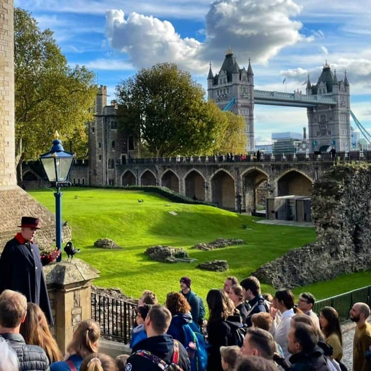 丸山穂高のインスタグラム：「ロンドンのマスク率はどこも低い。街中数%いるかいないか。ポストコロナ、どのタイミングでマスクを外すかまだまだ義務なのか？の議論は日本もキチンとやった方がいい気がする。永遠に付けさせるにしろ外すにしろ。なお、ヨーマン？の人の説明に、倫敦塔名物のカラスが大人しく聞いてるの可愛ええ〜。 #ロンドン #マスク」