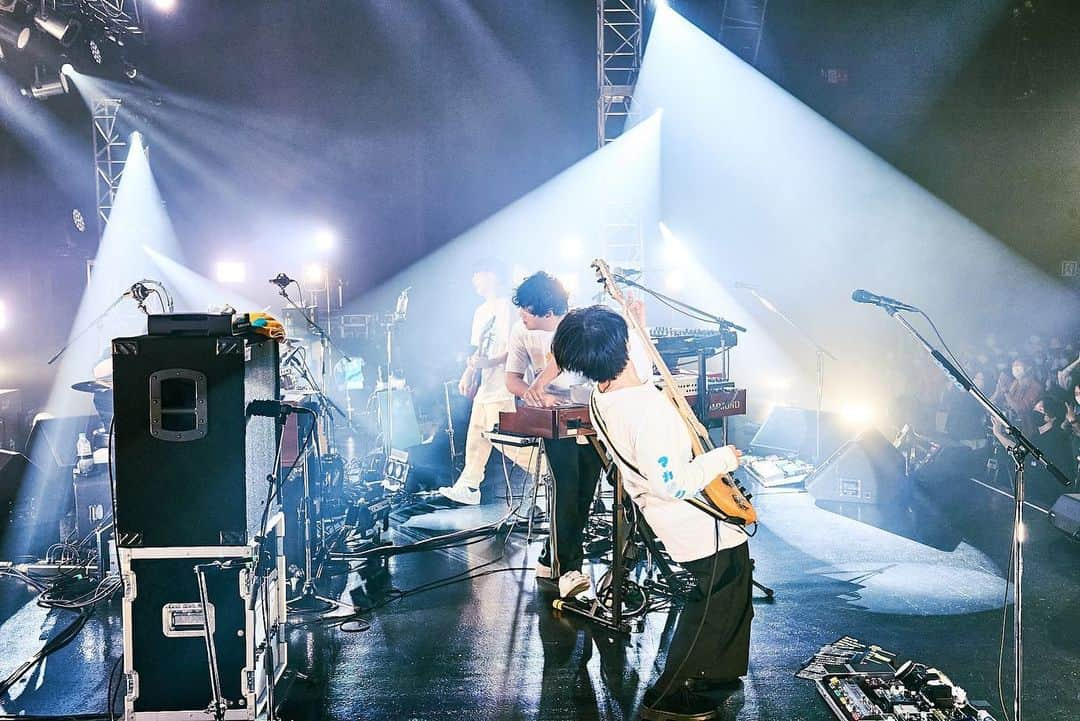 高野賢也さんのインスタグラム写真 - (高野賢也Instagram)「ツアーファイナル公演@ZeppTokyo 無事完走致しました！  たくさん笑って舞って弾き倒して泣いたステージでした！  これからもマカロニえんぴつをよろしくお願いします。  photo by @imdaisukesakai」11月3日 0時04分 - kenken_macaroni