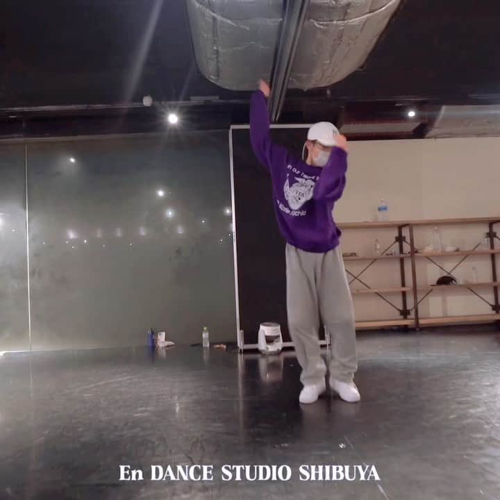 ハルアジタマのインスタグラム：「💗𝙏𝙖𝙠𝙪𝙢𝙞 𝙨𝙖𝙣&𝙊𝙢𝙞𝙩𝙨𝙪 𝙨𝙖𝙣 𝙇𝙚𝙨𝙨𝙤𝙣💗 初めてTakumi sanとOmitsu sanのコラボレッスンを受けれてめちゃくちゃ難しくてめっちゃハードだったけど最高に楽しかったです😍❤️❤️❤️ • Motivation @normani  • #dance #dancers #dancelover #dancevideos #love #hiphop #japan #shibuya #endancestudio #followｍe #liketime #likelikelike #14yearsold #ダンス動画 #ダンスレッスン #たのしい時間 #幸せ #ヒップホップ #댄스 #힙합 #댄스동영상 #레슨 #일본 #レッスン動画 #マスク地獄 #ビデオ #14歳 • • @___tkmuehr san @hor1m1tsu san ありがとうございました🙇🏻‍♀️💖💕」