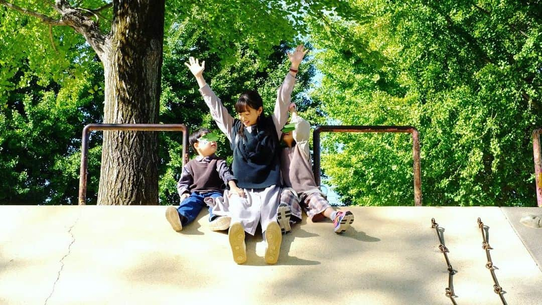 喜屋武ちあきさんのインスタグラム写真 - (喜屋武ちあきInstagram)「先日、妹、姪っ子(5歳)甥っ子(3歳)と実家へ行き、父とちょっとした交流をしてきました。 ⁡ ⁡ 近所にある0歳の頃から遊んでいた公園で、姪甥が遊んでいるのは、なかなかにエモ。 ⁡ ⁡ ⁡ いつもラブラブに仲良くしてくれる2人が可愛くて可愛くて大好き🥲💕 今後も叔母バカとして、ずーっと見守っていきます👀 ⁡ ⁡ 写真は、フォトグラファーの河野さんからお借りしているNikonのz-50にて📷 ⁡ Nikonの印象的なイエローは、秋を撮るのに向いていそうだね🍁 ⁡ #叔母バカ #snap #photograph #SL #🚂」11月3日 11時11分 - kyanchi