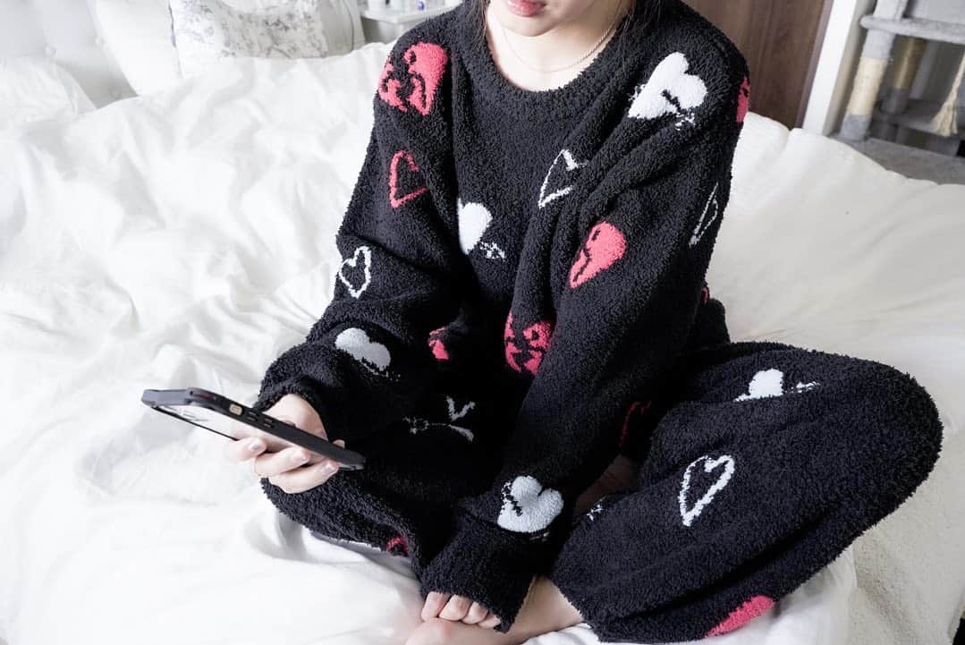 阿島ゆめのインスタグラム：「🌹 . .  FURFURが15周年でgelato piqueとコラボ🌙💕 もこもこかわいいルームウェア！ 甘くなりすぎないようにブラックにしてみた🖤 . 11/3〜9で銀座三越にてポップアップがOPENしてるらしい🤭🌼 .  #FURFUR #ファーファー #gelatopique #ジェラートピケ #FURFUR15TH #銀座三越」
