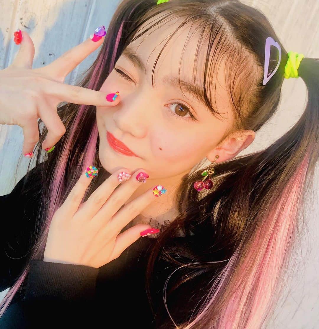 ニコ☆プチのインスタグラム：「🎀💗🌷🎟💅  ハデって超かわい~~🤩‼︎‼︎ ぎゃるあんにゃ💋💋  #星乃あんな #カラーエクステ だよ💖」