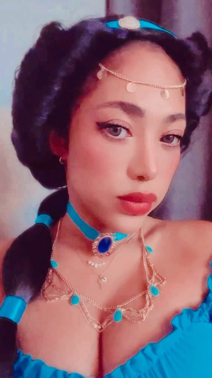 ユリサのインスタグラム：「皆正解🙆‍♀️🐫💎💙  #halloween2021  #costume」