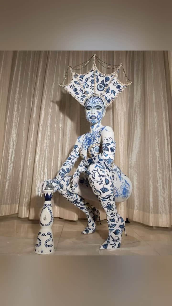Fashion Climaxxのインスタグラム：「@karrueche came out as a #CLASEAZUL bottle for Halloween 💙 What do you think?  •Costume @bryonjavar  •Hat: @sarahsokolmillinery  •Body Paint: @saishabeecham  @flawlessface_mua & @lmtcb  . . .  #bodypaint #halloweencostume #halloween #halloween2021 #halloweenmakeup」