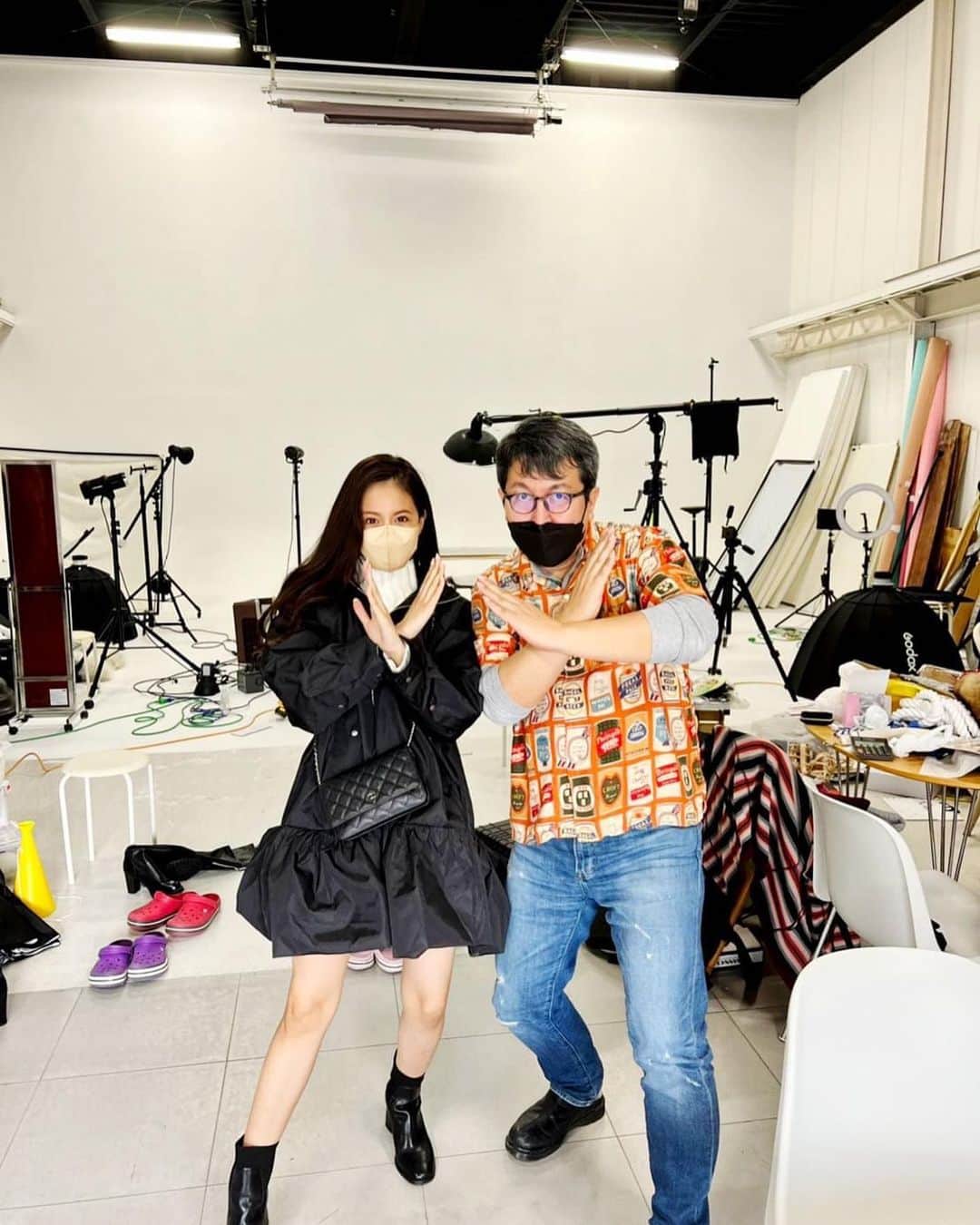 シト山口のインスタグラム：「今日の撮影！ イェンちゃん（ @iyenchangram ）とミラーマンのファイティングポーズで！  近況報告！ ①この１週間くらい書き込みに返信したら早くも人差し指と中指が腱鞘炎🤕で痛いっス😭😭😭  ②デジタル写真集の販売サイトが中々の好調で嬉しい限り😊PayPalで、海外からの購入も可能になりました！ BASEとInstagramとFacebookの連携も出来てシトさん事業のひとつの柱となりました( ´ ▽ ` )ﾉ  ③反面、コロナの影響は大きく通常の撮影仕事が減りました😅スタジオは暇です。  ④そんな暇な時間を使ってゆっくり3mのクリスマス🎄ツリーの飾り付けしてます( ´ ▽ ` )ﾉ  Shooting today! In the fighting pose of Yen-chan (@iyenchangram) and Mirrorman!  Recent report! ① After replying to the post for about a week, my index and middle fingers are already hurting with tendonitis 🤕 😭😭😭  ②As long as the digital photobook sales site is doing well and I'm happy, 😊 PayPal makes it possible to purchase from overseas!  ③ On the other hand, the influence of Corona was great and the number of regular shooting jobs decreased 😅 The studio is free.  ④ Slowly decorate the 3m Christmas 🎄 tree using such spare time (´ ▽ `) ﾉ」