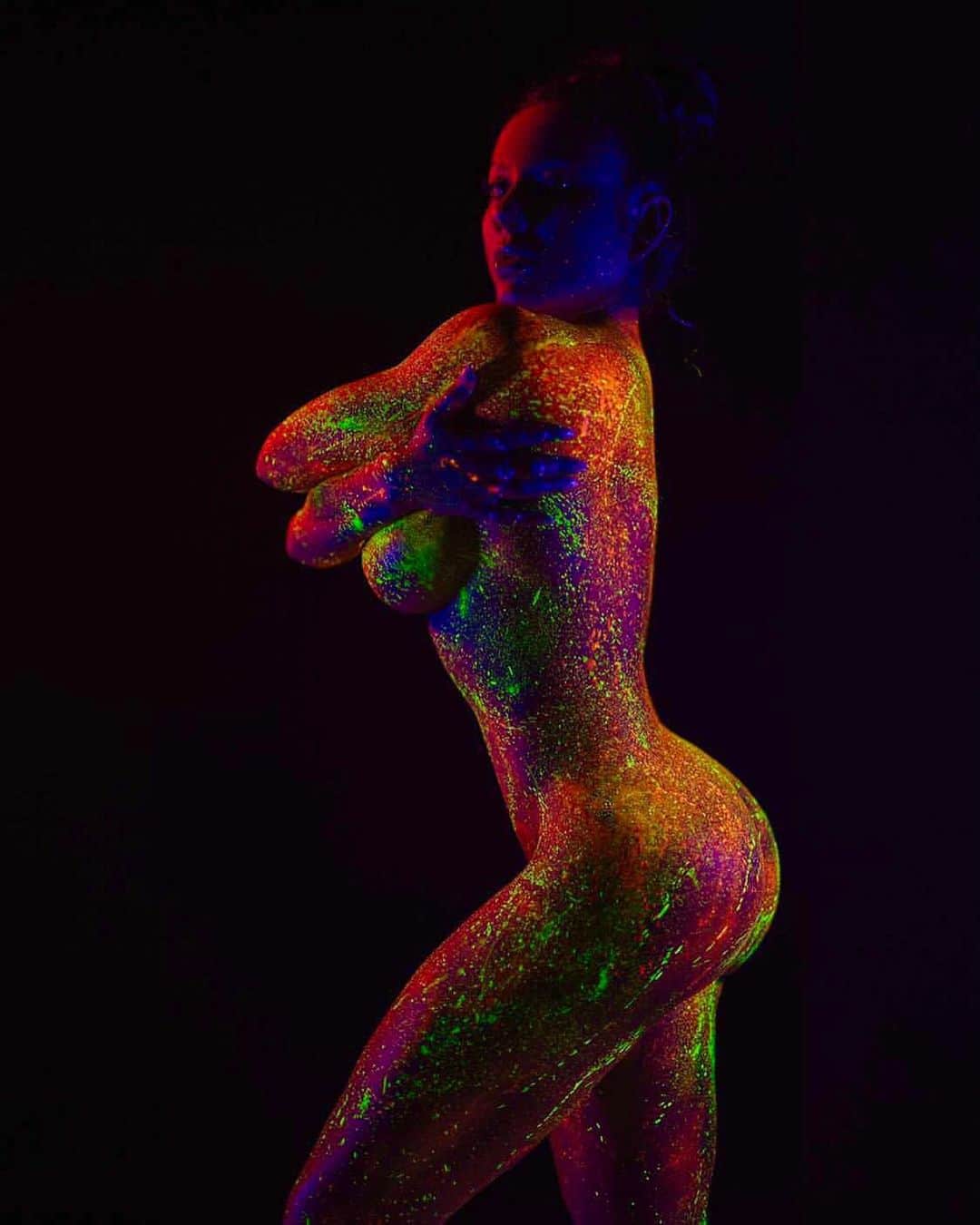 Eri Antonのインスタグラム：「I love being around people who make others better by bringing out the best in them.  So is the situation with the photographer of this photo.  @seeleyfoto has a way of bringing out the best in everyone including me.   I had so much fun creating this pic and the boundaries we crossed to make it!    www.erianton.com✨✨✨  📸 @seeleyfoto」