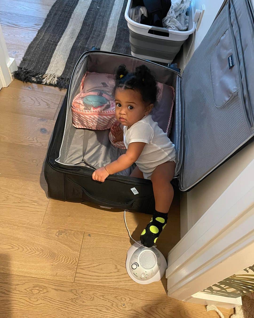 アッシャーのインスタグラム：「She like … you ain’t leavin me!! Lol #takemewithyou」