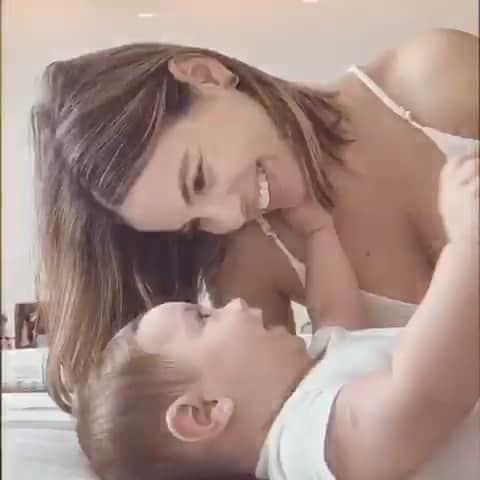 ステファニー・ブリットのインスタグラム：「Desde pequena eu me imaginei mãe! Era uma das únicas certezas q tinha na minha vida! Imaginava a gravidez, ele pequeno com os cachorros, a gente em familia, meus pais avós, a gente descobrindo o mundo juntos… Sempre imaginei, sonhei mto com meus filhos… Mas nem nos meus melhores sonhos ele seria tão perfeito como meu ANTONIO ENRICO é! Ele me olha e eu choro de emoção. Ele olha no fundo a alma! A gente se conhece de mtas outras vidas, não tenho a menor dúvida disso. O sorriso dele vem carregado da maior força q eu já senti na vida! Perto dele todo o resto é muito pequeno! Ele me fez mãe e eu juro q em muitos momentos fico pensando o que eu devo ter feito pra ter sido escolhida por ele! Ele é perfeito! Ele é feliz! Ele é vida! Ele é todinho a minha vida!!!! ❤️  Um ano q ainda me pego emocionada olhando pra ele, um ano que minha olheira tá mto mais profunda e meu coração mais preenchido! Um ano descobrindo uma vida juntos! Um ano e é só o comecinho do resto das nossas vidas… . Meu Tiquinho PARABÉNS!  Eu prometo estar sempre do seu lado segurando a sua mãozinha pra vc dar seus passinhos, rezando em silêncio do seu lado enquanto vc dorme, cantando as músicas mais sem nexos pq a mamãe é péssima nisso(e logo logo vc vai descobrir isso)… .  Eu te amo além do infinito ida e volta.. . OBRIGADA! UM MILHÃO DE VEZES OBRIGADA POR SER VC! .  Vídeo mais lindo dessa vida by @paixaosthefany」
