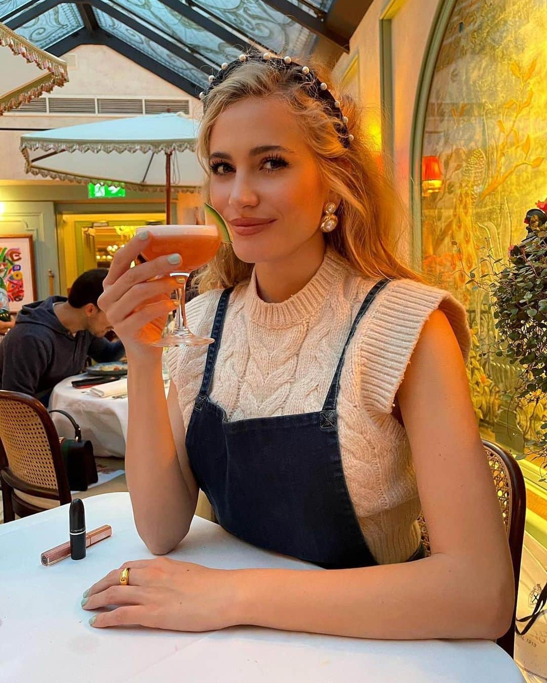 ピクシー・ロットのインスタグラム：「save water, drink cocktails」