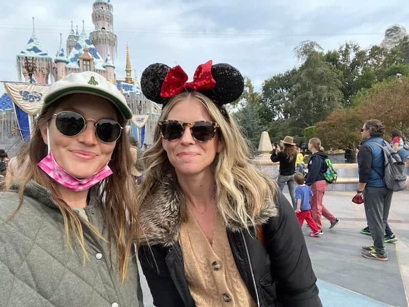 レイトン・ミースターのインスタグラム：「Moms at #disneyland 4ever 👸🏰❤️🎆🎇」