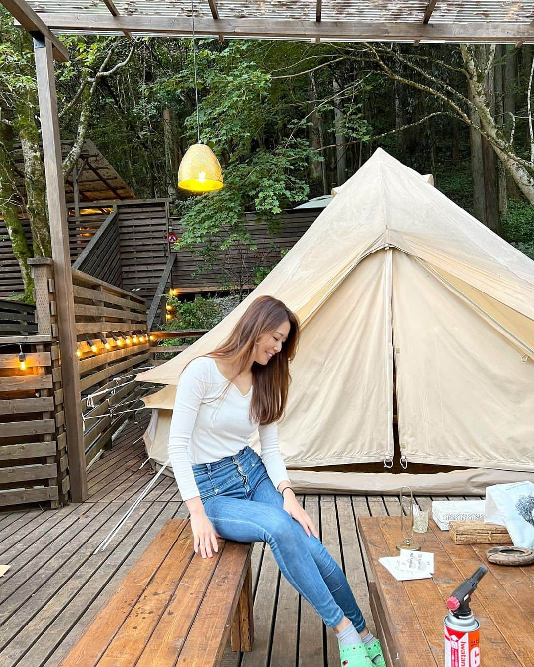 佐野真彩さんのインスタグラム写真 - (佐野真彩Instagram)「グランピング投稿のつづき⛺️ 火を起こしたりBBQをしたり、、、 檜原村の自然の中でのんびり贅沢な時間の過ごし方が出来ました❣️  流石に夜は寒かった💦 焚き火の周りから離れられない😐 @jackwolfskin.jp のアウターは軽くて暖かったです。持っていって正解👍  おかともが焚き火にハマり、ずっと火の管理をしてくれていました。笑 たのしかった🥰  それでは、今日も良い1日を⛺️🌳  . #キルミーヒールミー　見終わりました！ チソンの演技力すごい👏  #グランピング　#檜原村グランピング　#女子旅　#ジャックウルフスキン #jackwolfskin #奥多摩キャンプ #アウトドアコーデ #アウトドア女子　#FUREAI #東京グランピング」11月3日 5時48分 - sano.maya