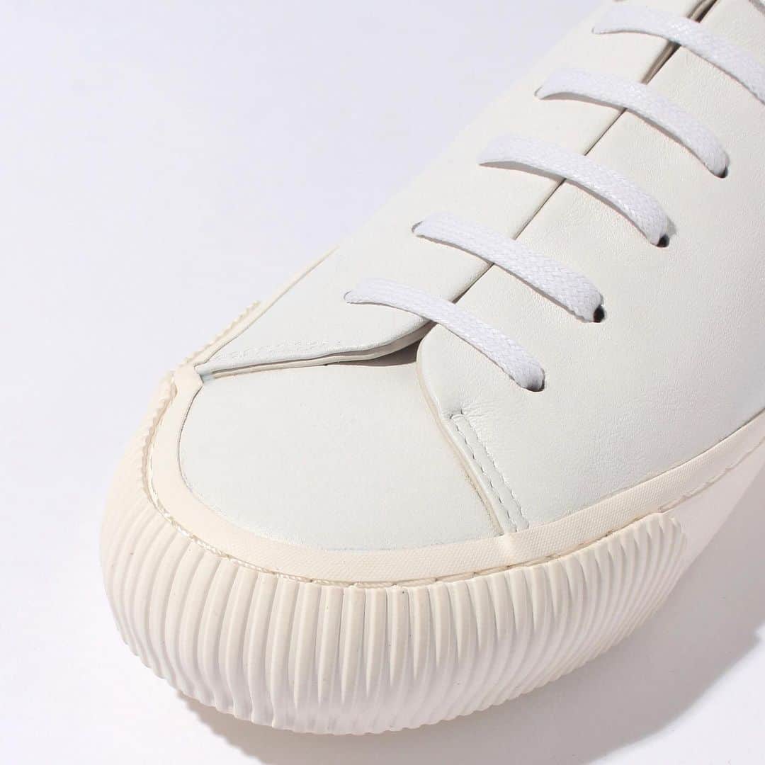 アドミラルさんのインスタグラム写真 - (アドミラルInstagram)「Admiral Footwear 2021 AW [BEATTY LE / WHITE] 17,600JPY (tax in)  イギリス軍のビンテージトレーニングシューズから着想を得たバルカナイズスニーカー。  スムースレザーを使用したシンプルでミニマルなデザイン。  #footwear #admiral #admiralfootwear #sneakers #2021aw #スニーカー #アドミラル #アドミラルフットウェア」11月3日 11時25分 - admiral_japan