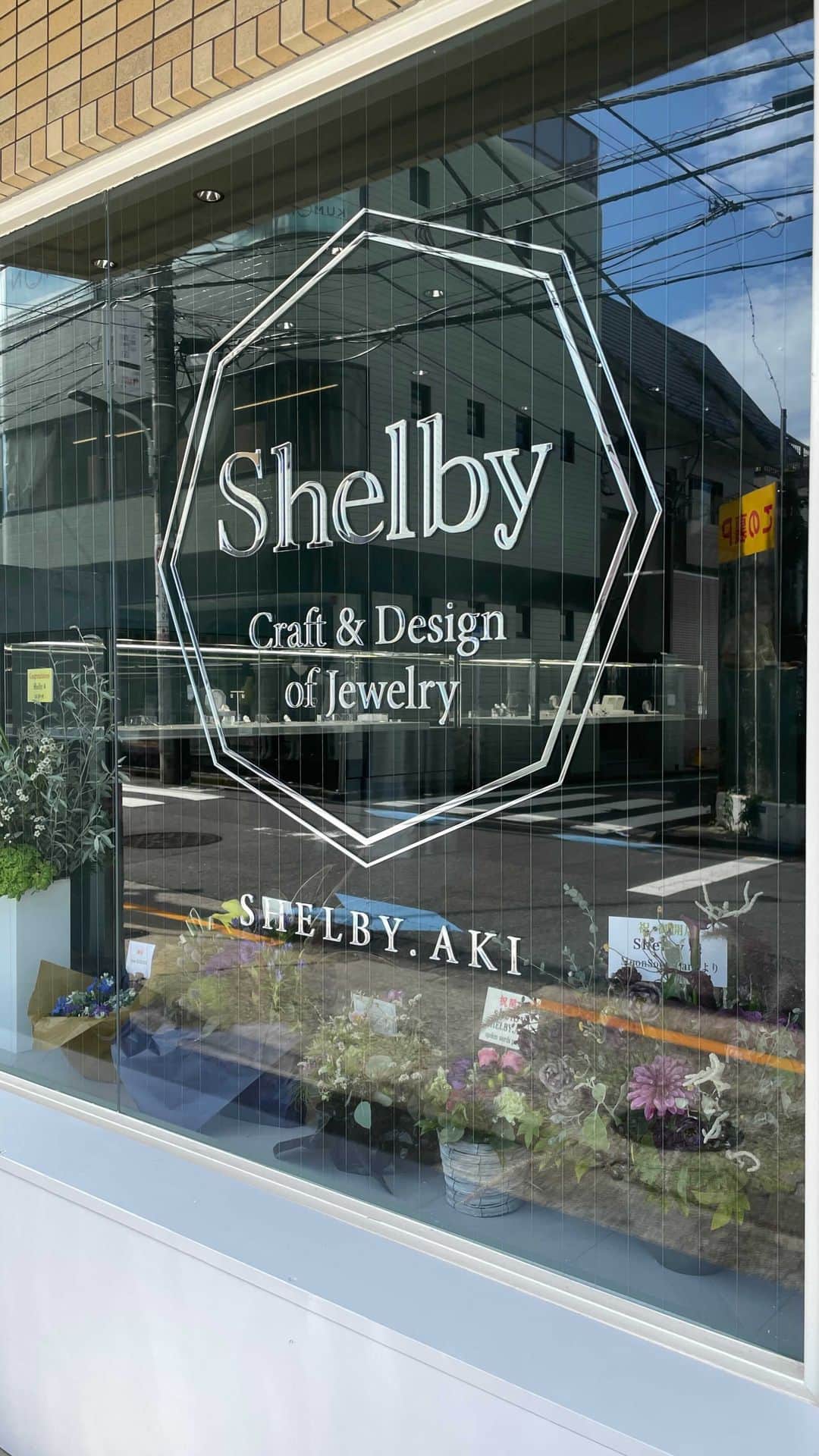 のインスタグラム：「今回は、9/22にオープン致しましたShelbyのFlagship Shop、南青山のお店をご紹介させていただきます。  ＿＿＿＿＿＿＿＿＿＿＿＿＿＿＿＿＿＿＿＿＿  ◇東京都港区南青山3-15-4 ◇03-6804-6658 ◇営業時間 11:00-18:00 ◇定休日 火曜日 ✴︎11/23(火)祝日は営業致します✨  ＊18時-19時のご来店ご希望の方はご予約制にて承っております。お気軽にご連絡ください。  ＊諸般の事情により、営業日・営業時間を変更させていただく場合がございます。 お手数ですが事前にSNSのプロフィール画面、Webサイト NEWS 等ご確認ください。」