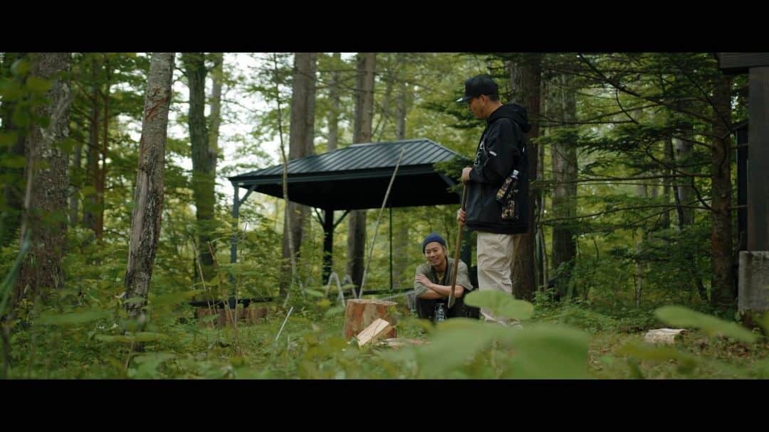 DJ HALのインスタグラム：「@vesp_cooker 🎥PV   With @kubo_c_ldh @oki.tetsuya @____erie____  @nonoka_88888888   Supervision @djbabyt_tsubasa & @takumi_0420   VespのOutdoor Lineのitemの PV Casting & Directionを 今回担当させて頂きました🙏🏾  コロナが始まって、なかなか思うようにDJ出来なくなってしまい、自分の表現する場所での仕事を自粛せざるを得ない状況になり、人に迷惑をかけない事、日々それぞれの立場で色々な苦労がありますが、自分に出来る事を見つけて、繋げて、仲間と一緒に作品を作る事が出来ました🙏🏾  outdoorの仕事をどんどん増やして行きたいし、自分の今までの枠をどんどん超えて行きたい！頑張ります👍🏾  #vesp  #ギター弾けません　#1時間弾き語り　#フリースタイル」