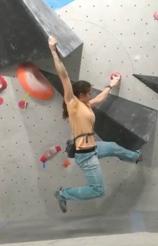 スターシャ・ゲージョのインスタグラム：「Back to the gym life and back to @boulderweltmuenchenost   This boulder was my favourite of the day. So funky and actually much much harder than it looks here 🙈 kicked out two crimps at the top too, for the giggles, ya know. Cool kids and that stuff...  Filmed and cheered on by @alex89saso 😊  Don't forget to check out the @vertical.life.climbing And @unparallelup challenge! Go win your Flagship LV!」