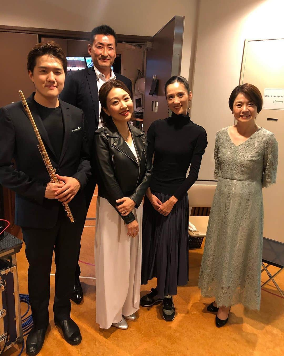 西山喜久恵さんのインスタグラム写真 - (西山喜久恵Instagram)「🎻  Classic Bar in Blue Rose １日目楽屋にて。 佐々木太一さんは、元バレーボール日本代表🇯🇵 やはり大きいです。  #サントリーホールブルーローズ  #楽屋にて #上野星矢 #フルート #ピアノ岡田奏 #バレエ川島麻実子  #佐々木太一 #バレーボール #全日本」11月3日 7時00分 - kikue_nishiyama