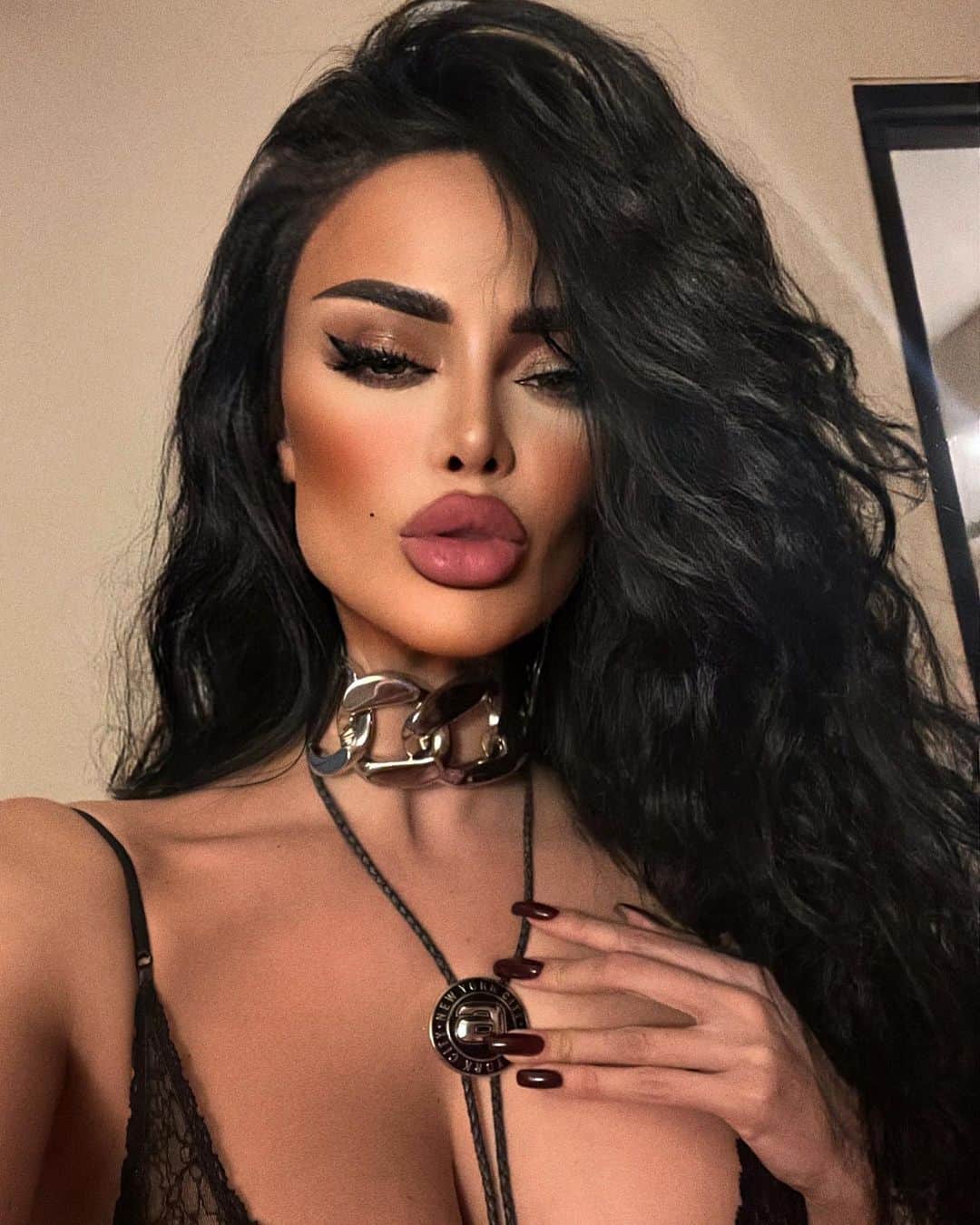 Nita Kuzminaのインスタグラム：「Есть женщины, в характере которых самолюбие господствует в такой сильной степени, что всякую похвалу, о ком бы она ни была сказана, они конфискуют в свою пользу.. ♠️ (Г. Филдинг) __ Чокер: @molo.jay.b」