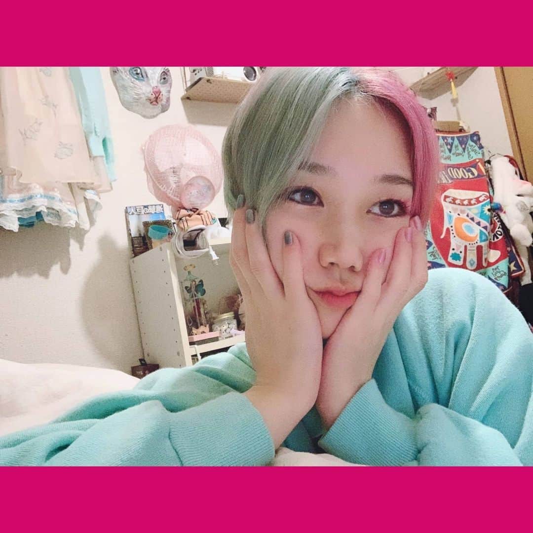のインスタグラム：「つめとかみとまつげALLバイカラー奴。  💙💗  いつもお願いしてるミーツェネイルさんで今回は👣もやっていただいた〜🦄<ﾕﾆｺｰﾝ  …さて、今日はアルミンきゅんのお誕なのでパーティせねば🎂*✴」