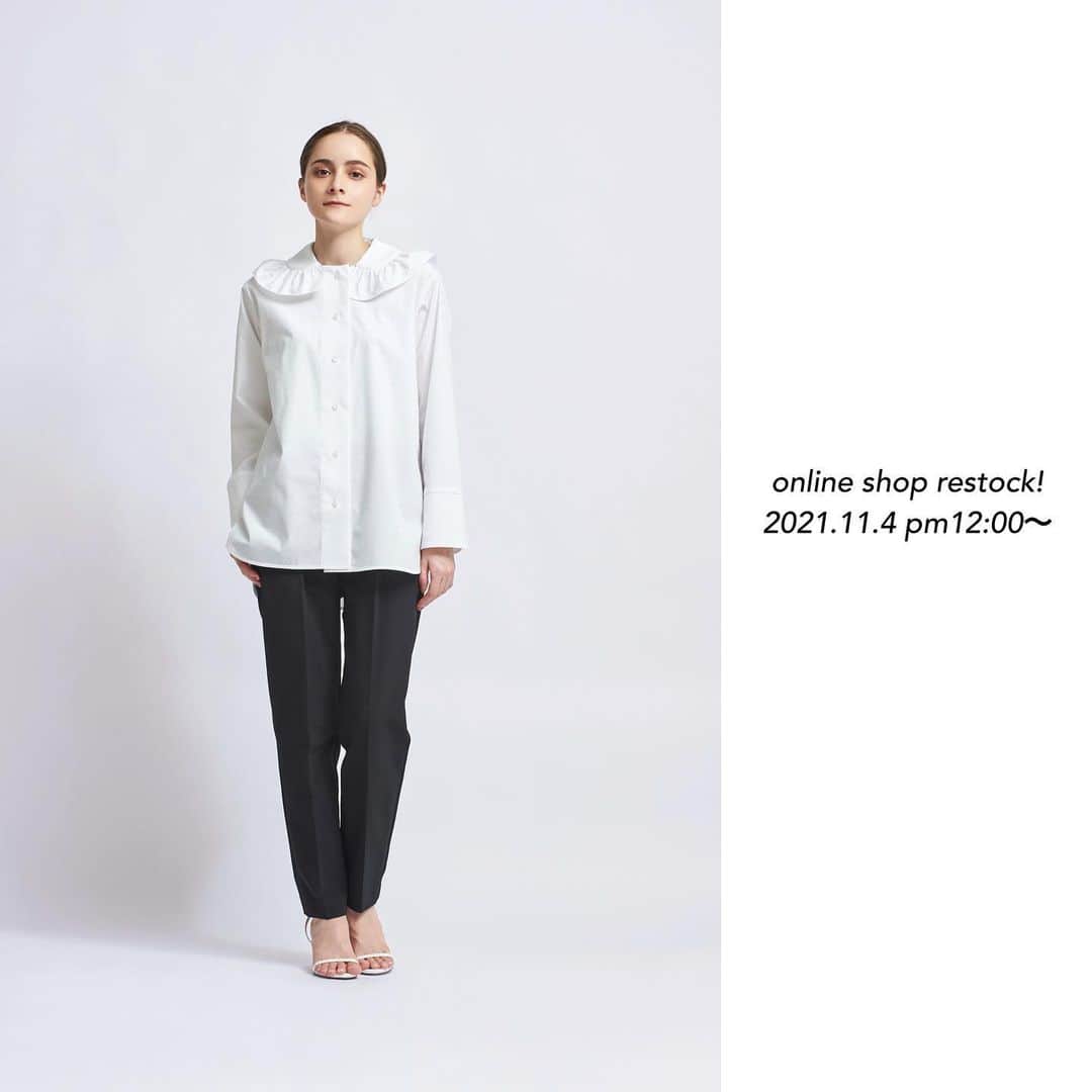 yoriのインスタグラム：「*online shop restock*  明日11/4 pm12:00〜online shopにて完売商品が再入荷致します！ #フリルカラーシャツブラウス ホワイトに関しましては生地替えでの販売となります。  📷1枚目 #フリルカラーシャツブラウス col. ホワイトのみ新素材にて再入荷 size. free ¥20,900  📷2枚目 #襟付フリルカットブラウス col. ホワイト、ネイビー、ブラック size. free ¥25,300  #ダブルクロスパンツ col. ピンクベージュ、ネイビー、ブラック size. 34/36/38 ¥17,600  📷3枚目 #サスペンダー付ハイウエストスティックパンツ col. ブラックのみ再入荷 size. 34/36/38 ¥23,100」