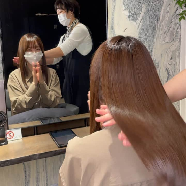 夏目志乃のインスタグラム：「髪の毛 とぅんるんとぅるんにしてもらいました💇‍♀️  わたしは剛毛広がり毛タイプなので 毎日毎日ストレートアイロンで セットをしているんだけど  やっぱり毎日になると 髪の毛のダメージが目に見えてきて、、、🥲  いろんなところで髪質改善トリートメントをやってきたけど わたしの髪にはここの髪質改善トリートメントが 1番合っていると思います！！  そして、、、シャンプーの指圧、マッサージ共にめちゃくちゃ上手なのも最高なのよ、、、🤤❤️ いつも寝落ち&びくっとしちゃう笑  みよ、、、このツヤ！！！❤️  @lanvery_hair さん いつもありがとうございます🥺」