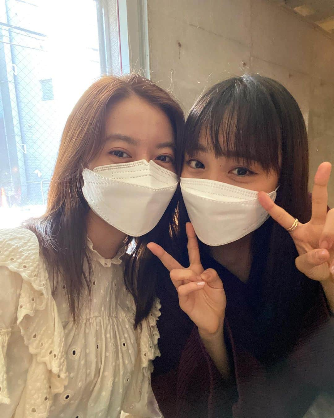 田辺桃子さんのインスタグラム写真 - (田辺桃子Instagram)「ここ1.2週間あっという間なんですが🤭しかももう11月ですもんね…😇 あ、今日放送日だ。ってので曜日感覚を取り戻してますが、、笑 ⁡ てなことで今夜22時は 『恋です!~ヤンキー君と白杖ガール~』第5話です☺︎ ⁡ ユキコがついに1歩踏み出す回。 何度苦難が訪れても真っ直ぐに全力で向き合っていくユキコや黒ヒョウたちの日々に私もよく勇気づけられています ⁡ そして個人的には、かれんこと大友花恋と作品で一緒になれたこともめちゃくちゃ嬉しかったなぁ ⁡ 今日はそんないつかのかれんとの写真を。 ⁡ 第5話もお楽しみに🙌🏻」11月3日 19時03分 - momoko__tanabe