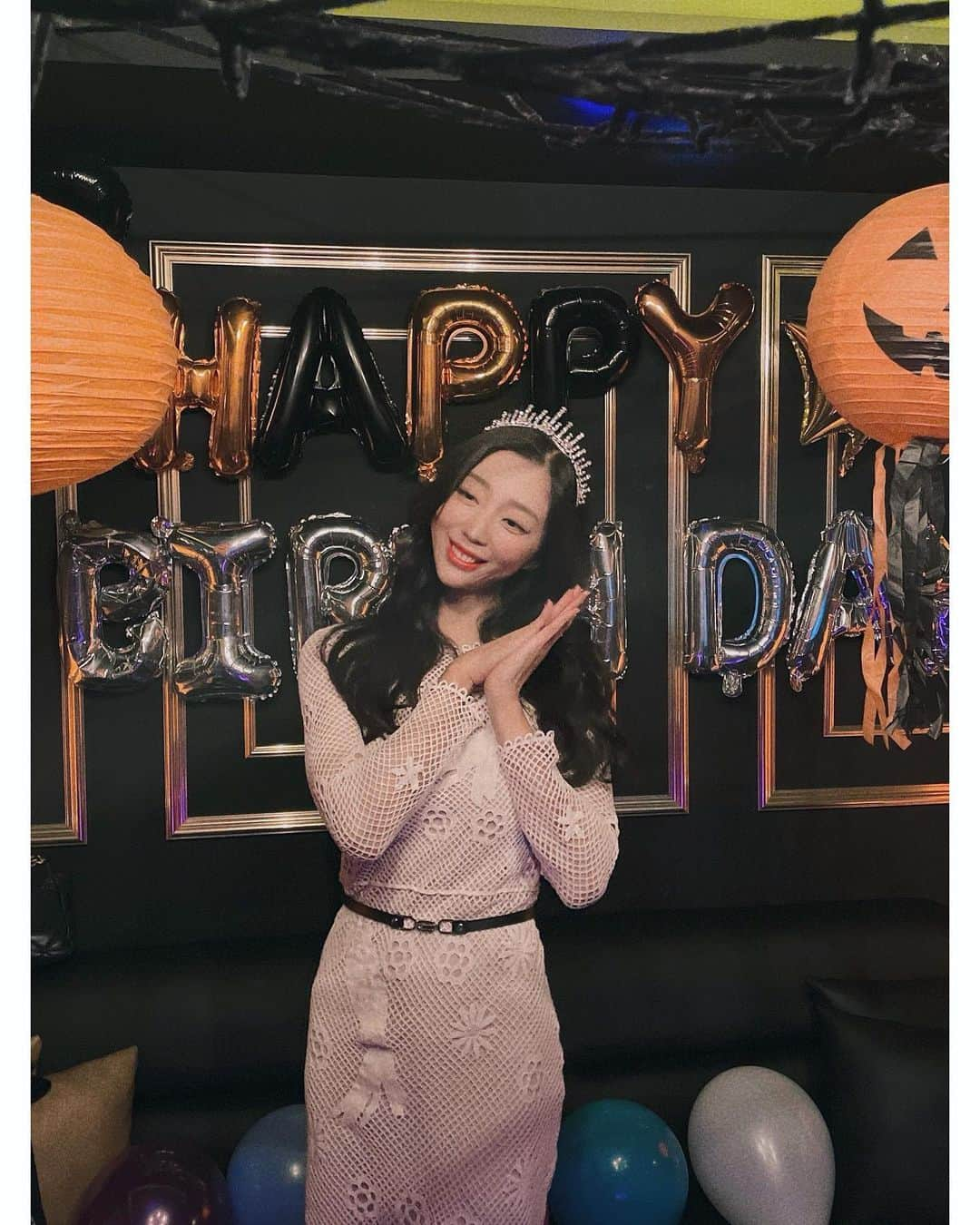 キム・ガヒョンさんのインスタグラム写真 - (キム・ガヒョンInstagram)「그냥 조용히 넘어갈까 했던 생일은 엄청나게 성대해져버렸네요 올해 무식하게 일만하고 놀지도 않고 정말 조용히 지냈는데  요즘 기분도 좀 센치하고 해서 오늘만큼은 놀자하고 파티했어요❤️ 와준 친구들 언니 오빠 동생들 다 너무 고맙고 사랑해❤️ 디제잉해준 떠린이도 넘 고맙고 너의 기술력이 최고의 빛을 👍 다들 재밌게 놀았으니 되었다 ㅎㅎ #고마워 #❤️」11月3日 19時10分 - kim.k.h.pro