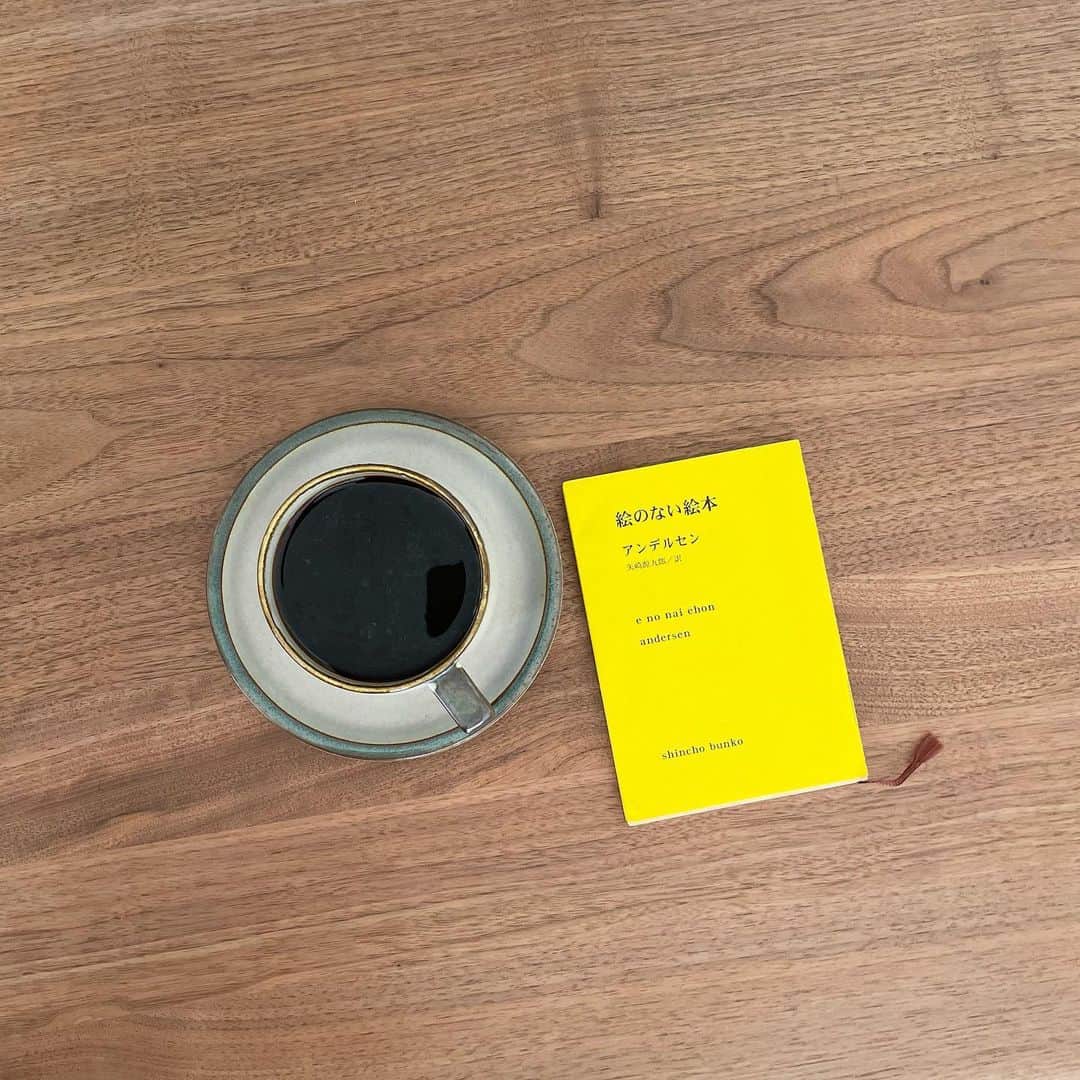 大野いとのインスタグラム：「こういう時間がほっとする。☕️  こんなに優しい本ってあるのかなっていうくらいあったかい本。月が大好きになった本。#絵のない絵本」