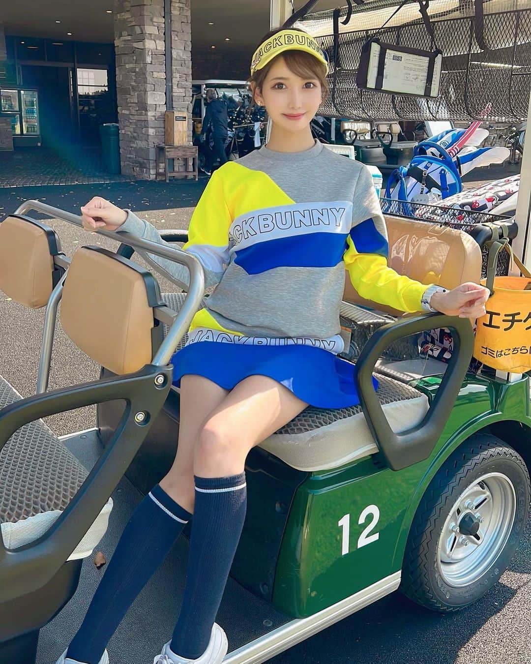MAYUさんのインスタグラム写真 - (MAYUInstagram)「. 今日は暖かかった〜☀️ ゴルフ日和⛳️✨ . @jackbunny_official のウェア着たよん💙💛 これ結構前に買っててやっと着れたの〜😆！ 黄色と青の配色が目立ってかわいい✨ ちょっと大きめでゆるっとしてて、お昼に沢山食べ過ぎてもバレない🤫❣️ 肌触りが良くて着心地よかった💛 . . そんな今日のスコアは48.43の91（41putt）⛳️ 41パットって。。！やばすぎ😱 ショットが良かっただけに悔やまれる😭 3パットしまくりでメンタルがやられたよ〜😭 1ホール目から全然タッチが合わなくて焦って、1日中パターとは仲良くなれなかった😭 朝少しパター練習して、その時はバシバシ決めてたのに何故😭 パタ練全然してこなかったツケが回ってきたのかもしれない。。🥲 次回は気を取り直してがんばります🥲⛳️ . #ゴルフ女子#ゴルフ初心者#ゴルフ#ゴルフ好き#ゴルフ好きな人と繋がりたい#ゴルフウェア#ゴルフコーデ#ゴルフファッション#ゴルフ女子コーデ#ゴルフ女子と繋がりたい#ジャックバニー#パター#パタ練#golf#golfwear#golfswing#golfgirl#golfstagram#golflife#jackbunny」11月3日 19時31分 - mayu.kina_golf