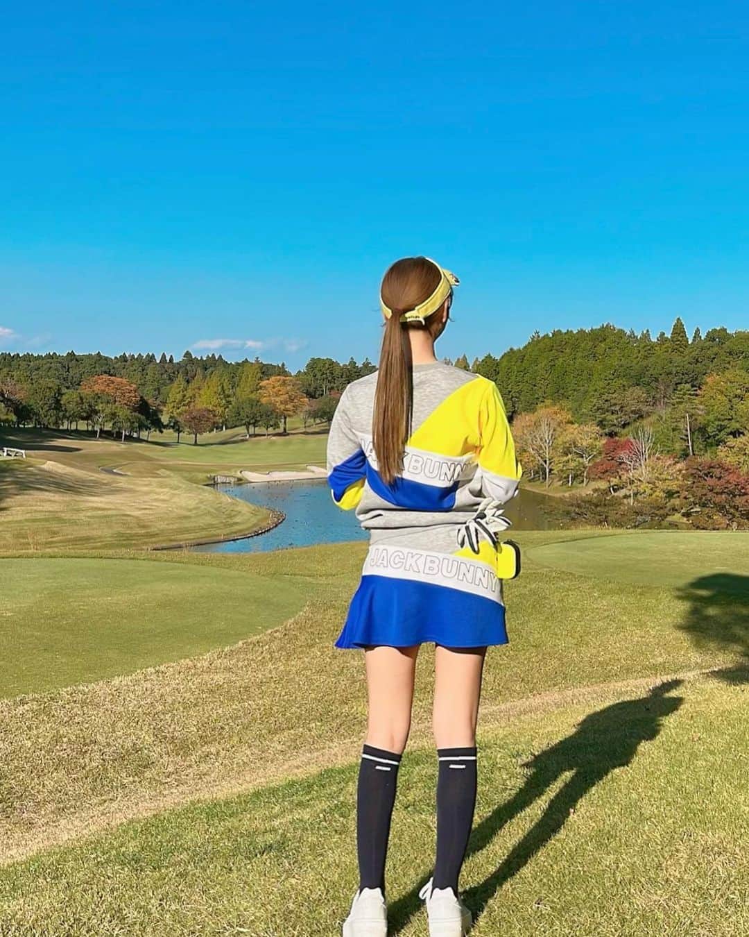 MAYUさんのインスタグラム写真 - (MAYUInstagram)「. 今日は暖かかった〜☀️ ゴルフ日和⛳️✨ . @jackbunny_official のウェア着たよん💙💛 これ結構前に買っててやっと着れたの〜😆！ 黄色と青の配色が目立ってかわいい✨ ちょっと大きめでゆるっとしてて、お昼に沢山食べ過ぎてもバレない🤫❣️ 肌触りが良くて着心地よかった💛 . . そんな今日のスコアは48.43の91（41putt）⛳️ 41パットって。。！やばすぎ😱 ショットが良かっただけに悔やまれる😭 3パットしまくりでメンタルがやられたよ〜😭 1ホール目から全然タッチが合わなくて焦って、1日中パターとは仲良くなれなかった😭 朝少しパター練習して、その時はバシバシ決めてたのに何故😭 パタ練全然してこなかったツケが回ってきたのかもしれない。。🥲 次回は気を取り直してがんばります🥲⛳️ . #ゴルフ女子#ゴルフ初心者#ゴルフ#ゴルフ好き#ゴルフ好きな人と繋がりたい#ゴルフウェア#ゴルフコーデ#ゴルフファッション#ゴルフ女子コーデ#ゴルフ女子と繋がりたい#ジャックバニー#パター#パタ練#golf#golfwear#golfswing#golfgirl#golfstagram#golflife#jackbunny」11月3日 19時31分 - mayu.kina_golf